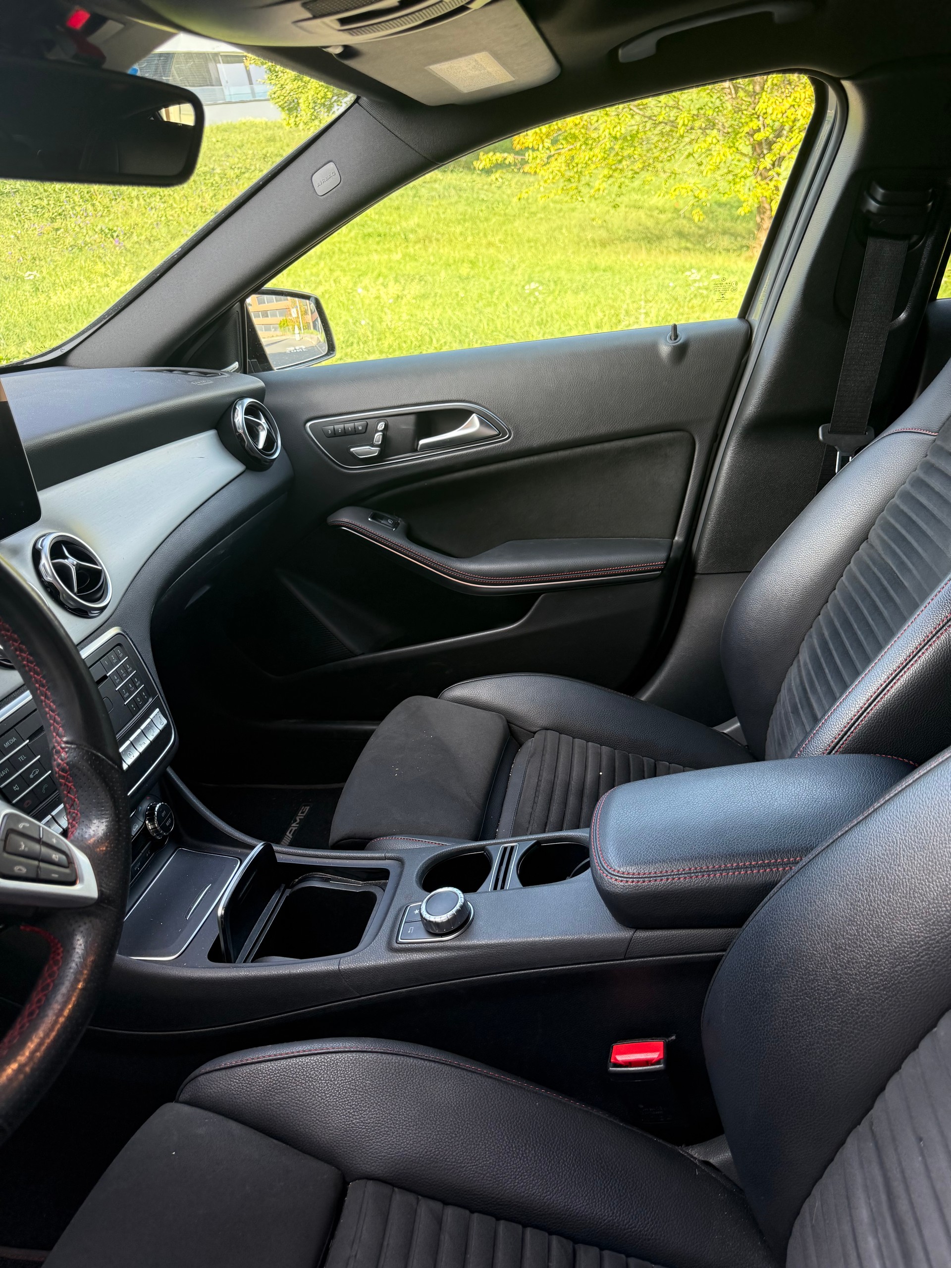MERCEDES-BENZ GLA 250 AMG Line 4m-image-3