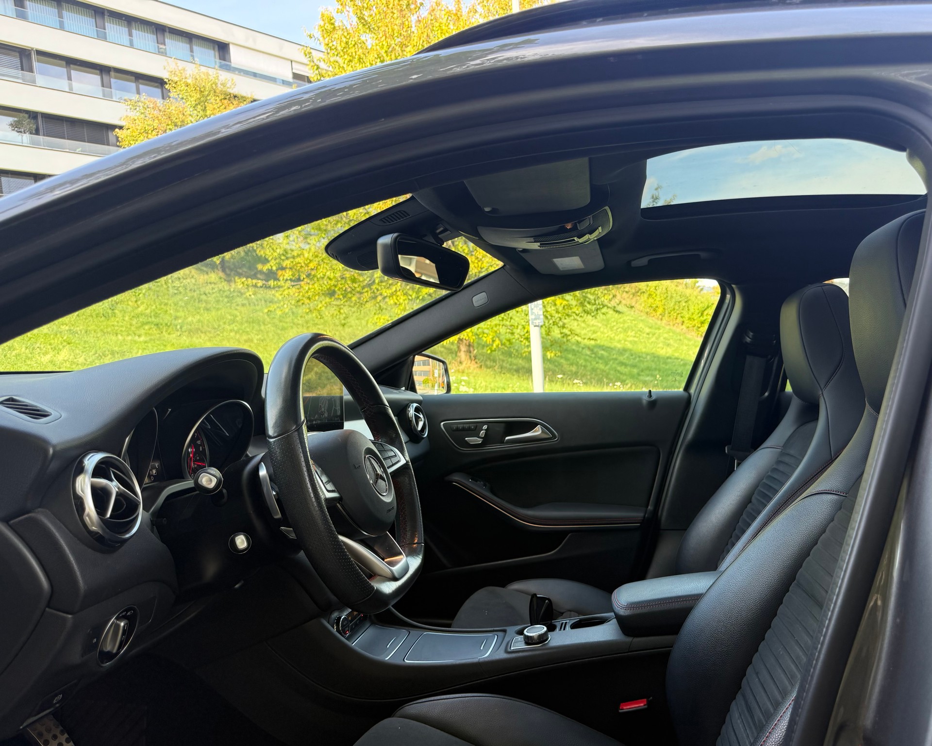 MERCEDES-BENZ GLA 250 AMG Line 4m-image-4