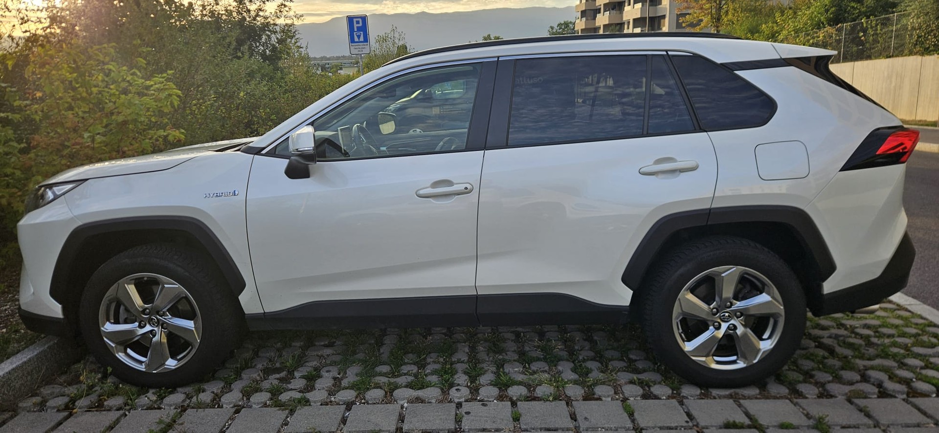 TOYOTA 2.5 HEV Comfort-image-3