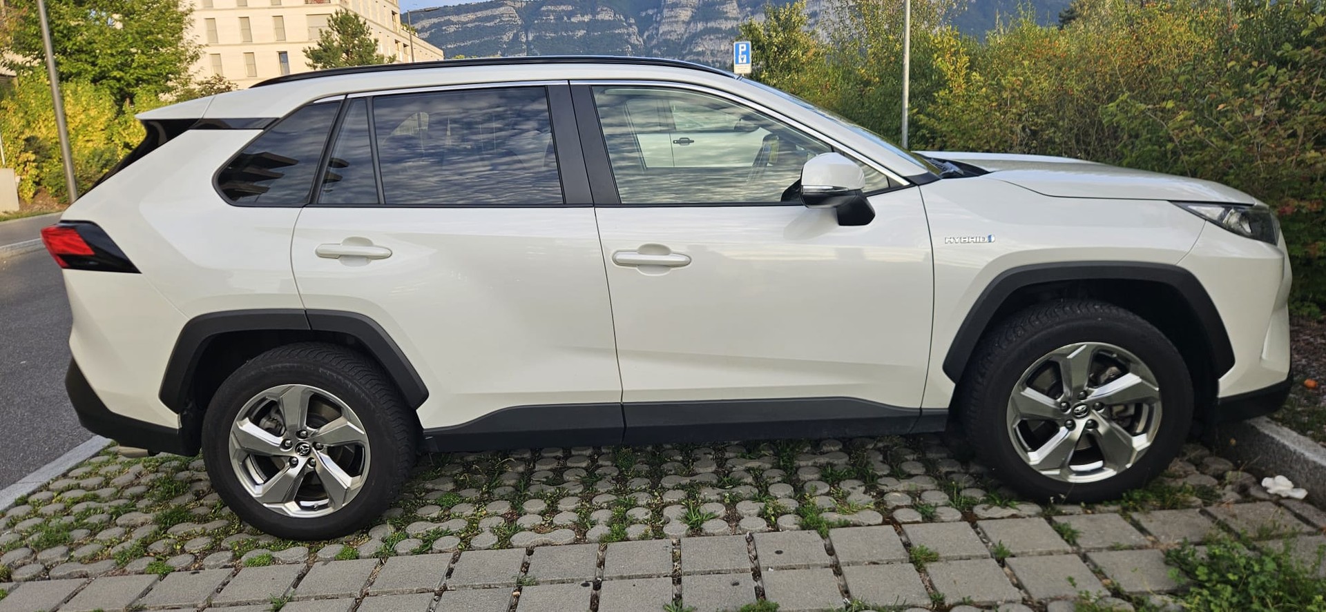TOYOTA 2.5 HEV Comfort-image-4