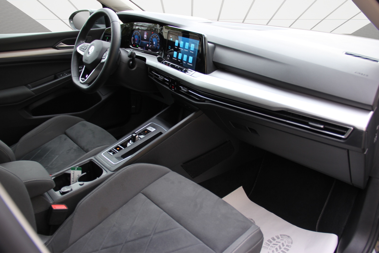 VW Golf 2.0 TDI Life DSG 4Motion-image-11