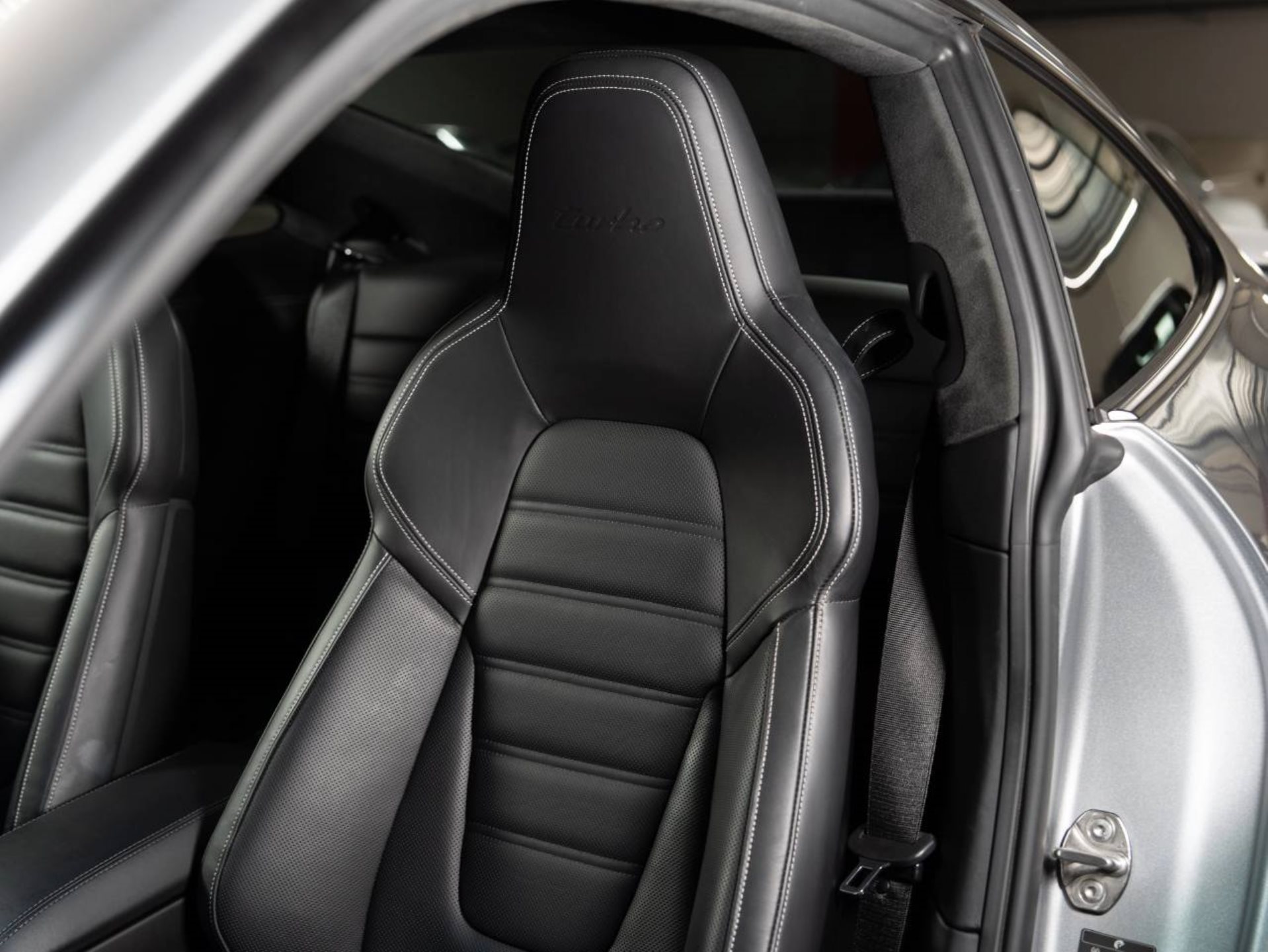 PORSCHE 911 Turbo-image-18