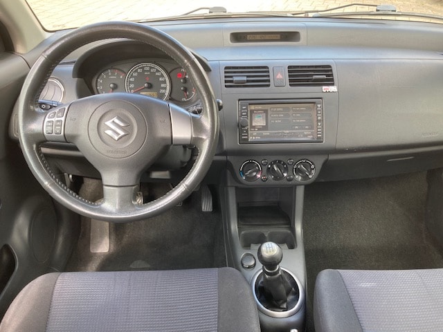 SUZUKI Swift 1.3i 16V GL Top 4x4-image-10