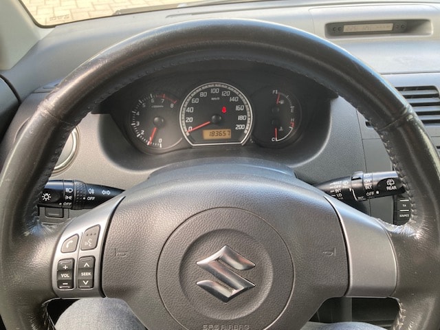 SUZUKI Swift 1.3i 16V GL Top 4x4-image-14