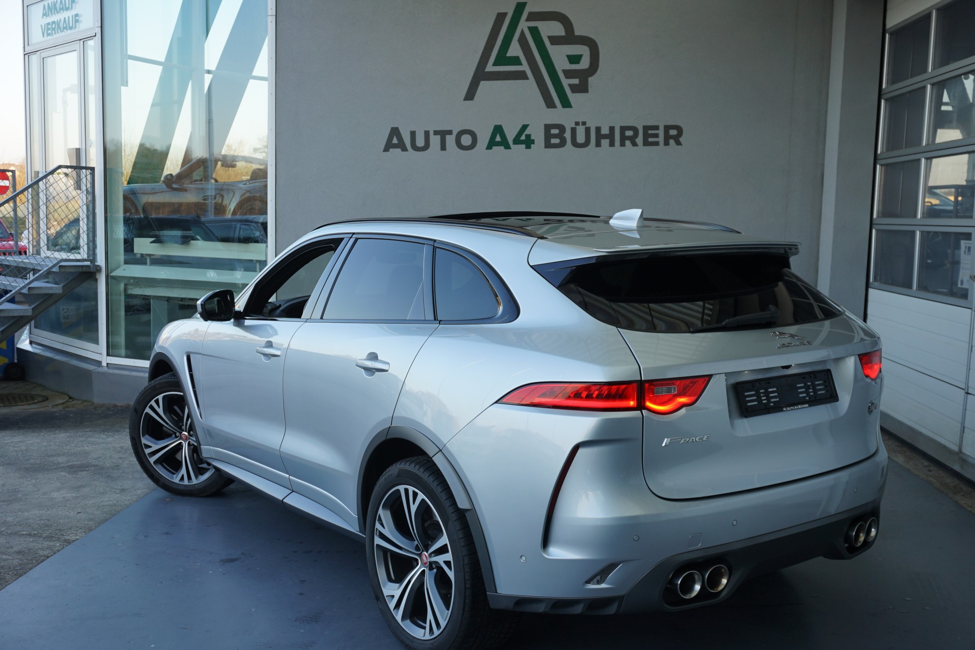 JAGUAR F-Pace 5.0 V8 SVR AWD 551PS  "100% Benziner"-image-5