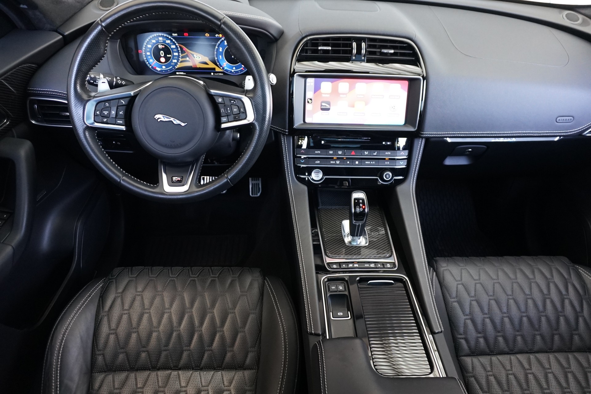 JAGUAR F-Pace 5.0 V8 SVR AWD 551PS  "100% Benziner"-image-16