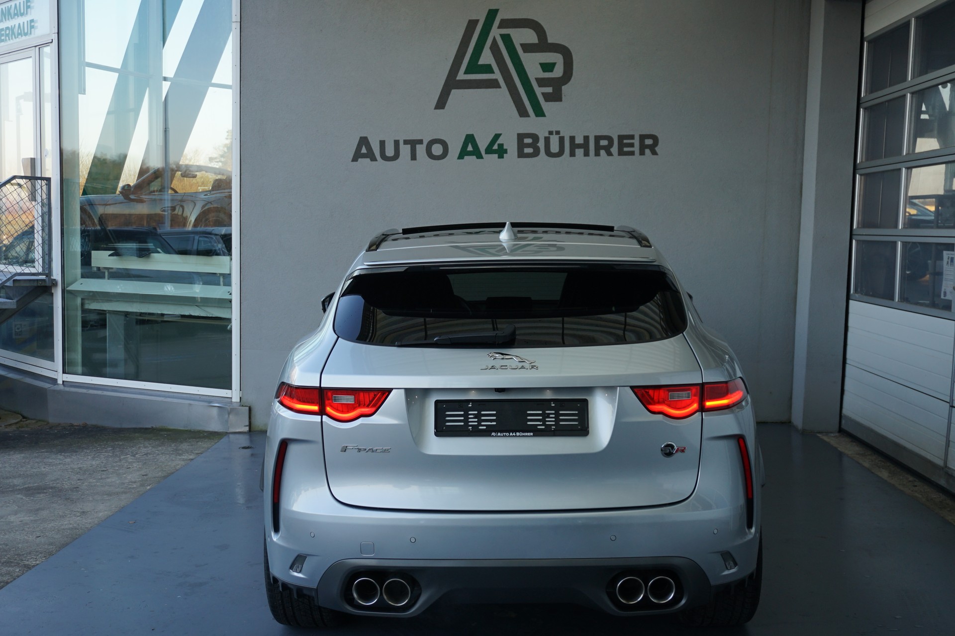 JAGUAR F-Pace 5.0 V8 SVR AWD 551PS  "100% Benziner"-image-10