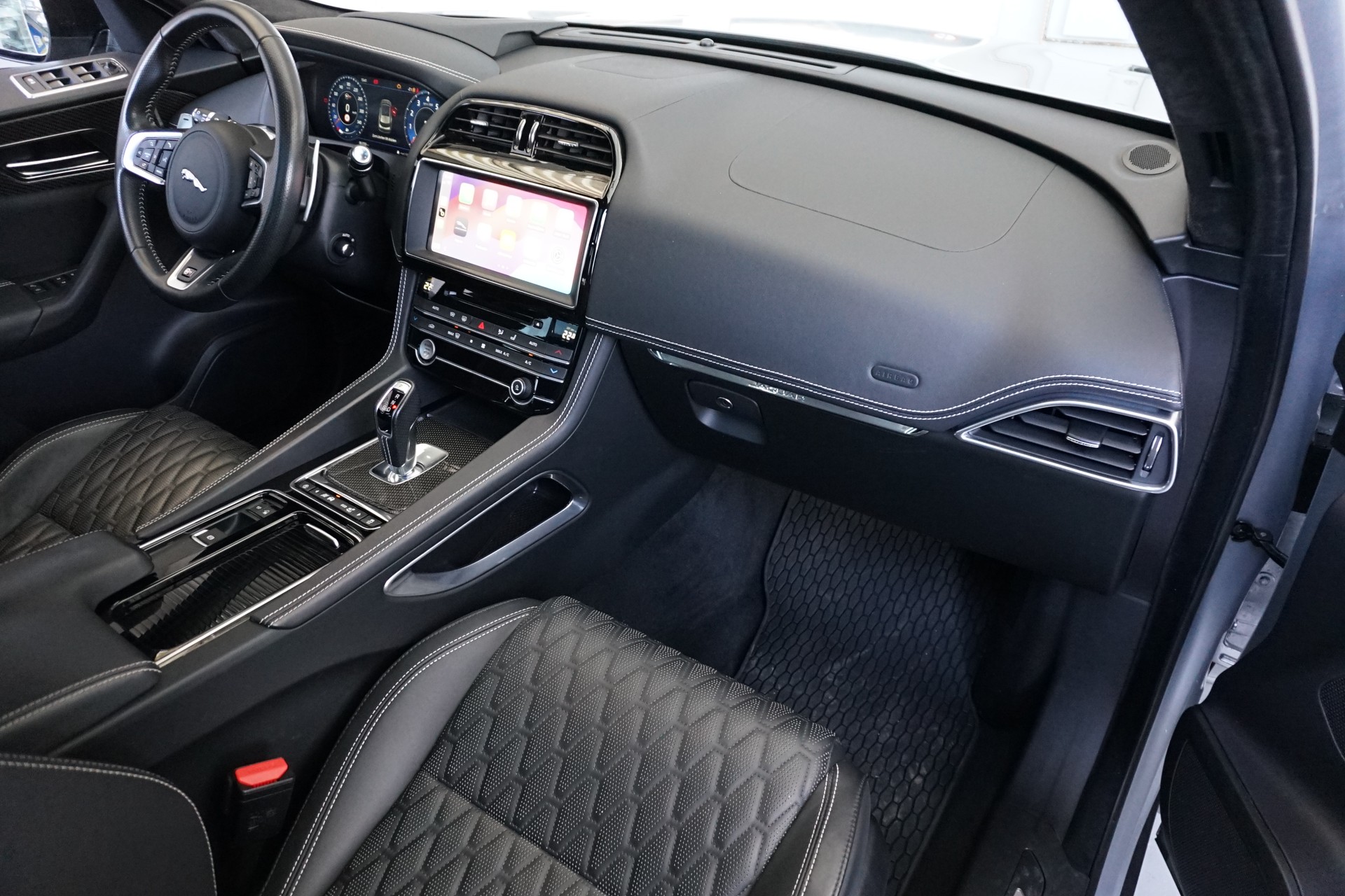 JAGUAR F-Pace 5.0 V8 SVR AWD 551PS  "100% Benziner"-image-18
