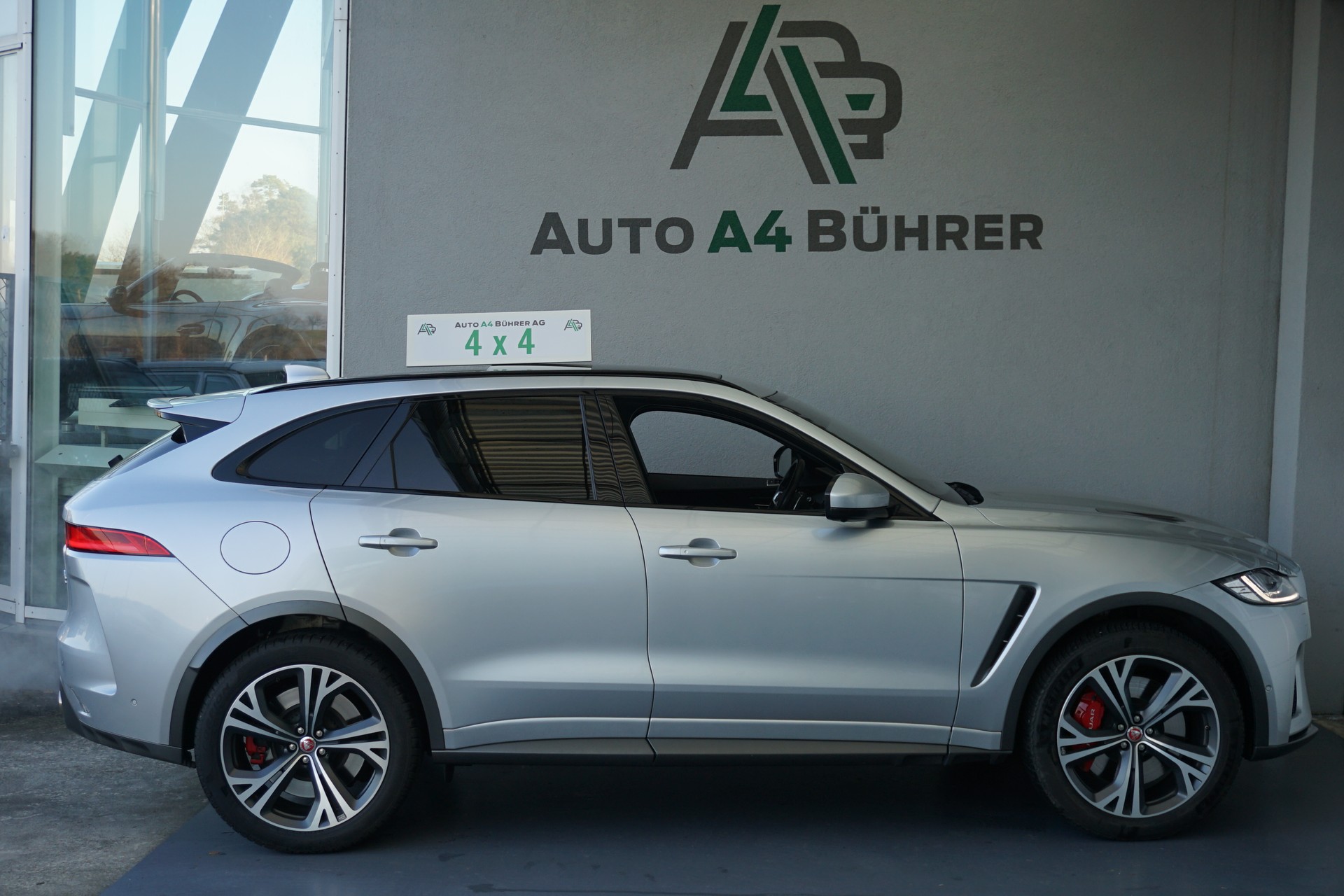 JAGUAR F-Pace 5.0 V8 SVR AWD 551PS  "100% Benziner"-image-4