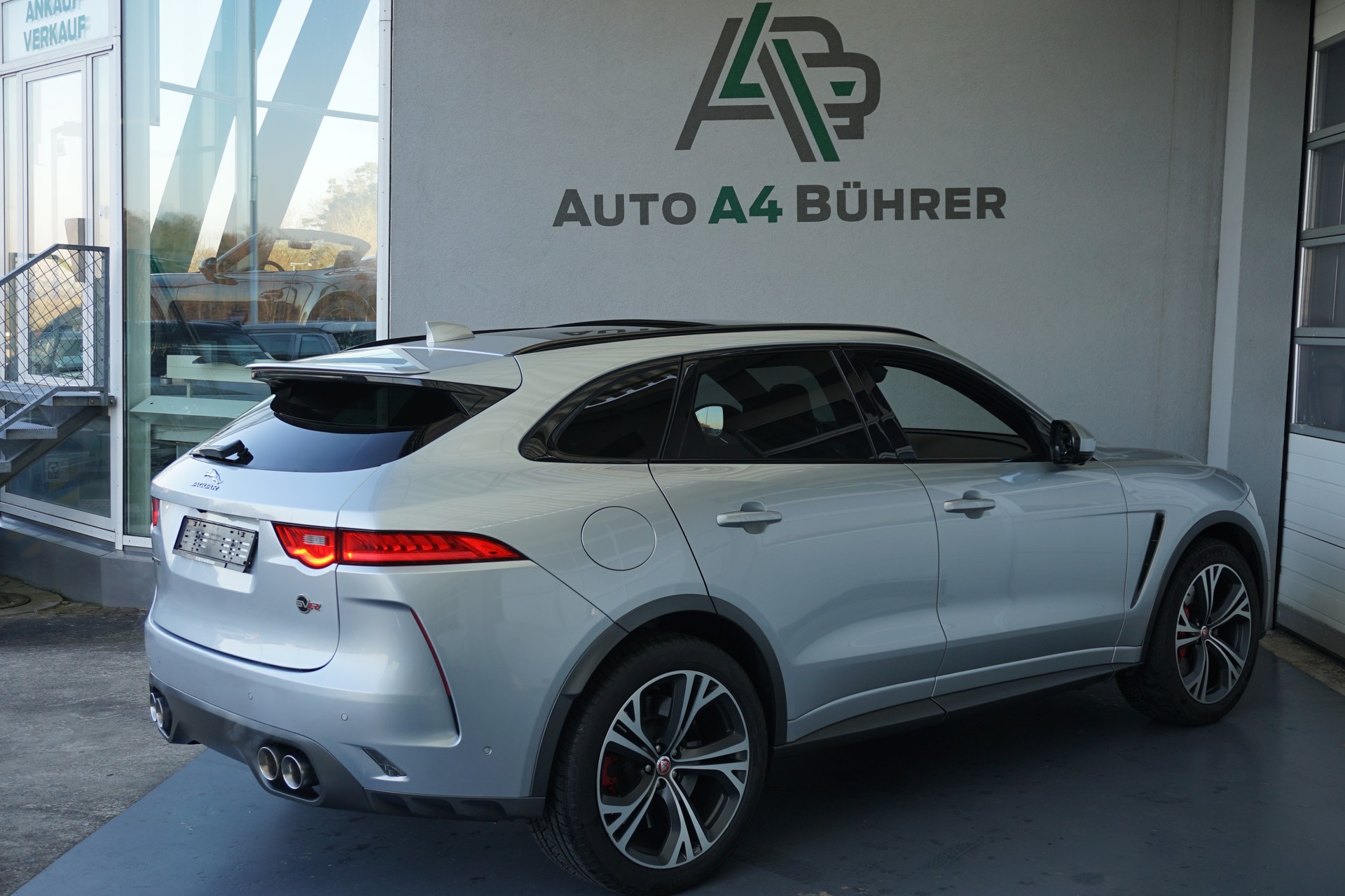 JAGUAR F-Pace 5.0 V8 SVR AWD 551PS  "100% Benziner"-image-7