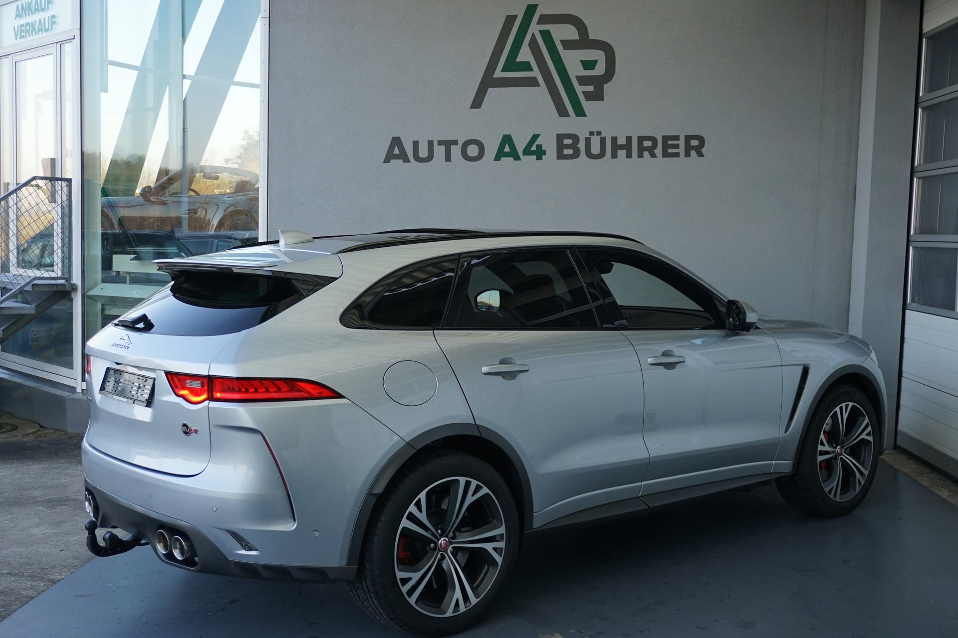 JAGUAR F-Pace 5.0 V8 SVR AWD 551PS  "100% Benziner"-image-8