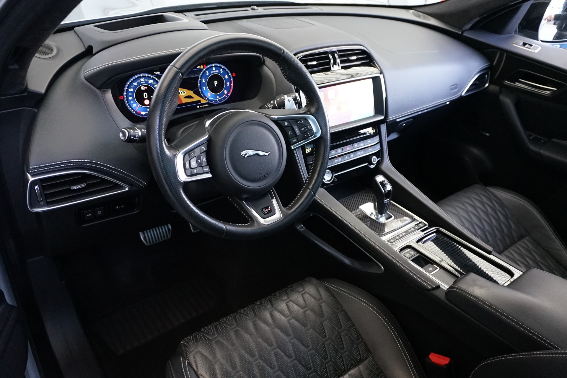 JAGUAR F-Pace 5.0 V8 SVR AWD 551PS  "100% Benziner"-image-19
