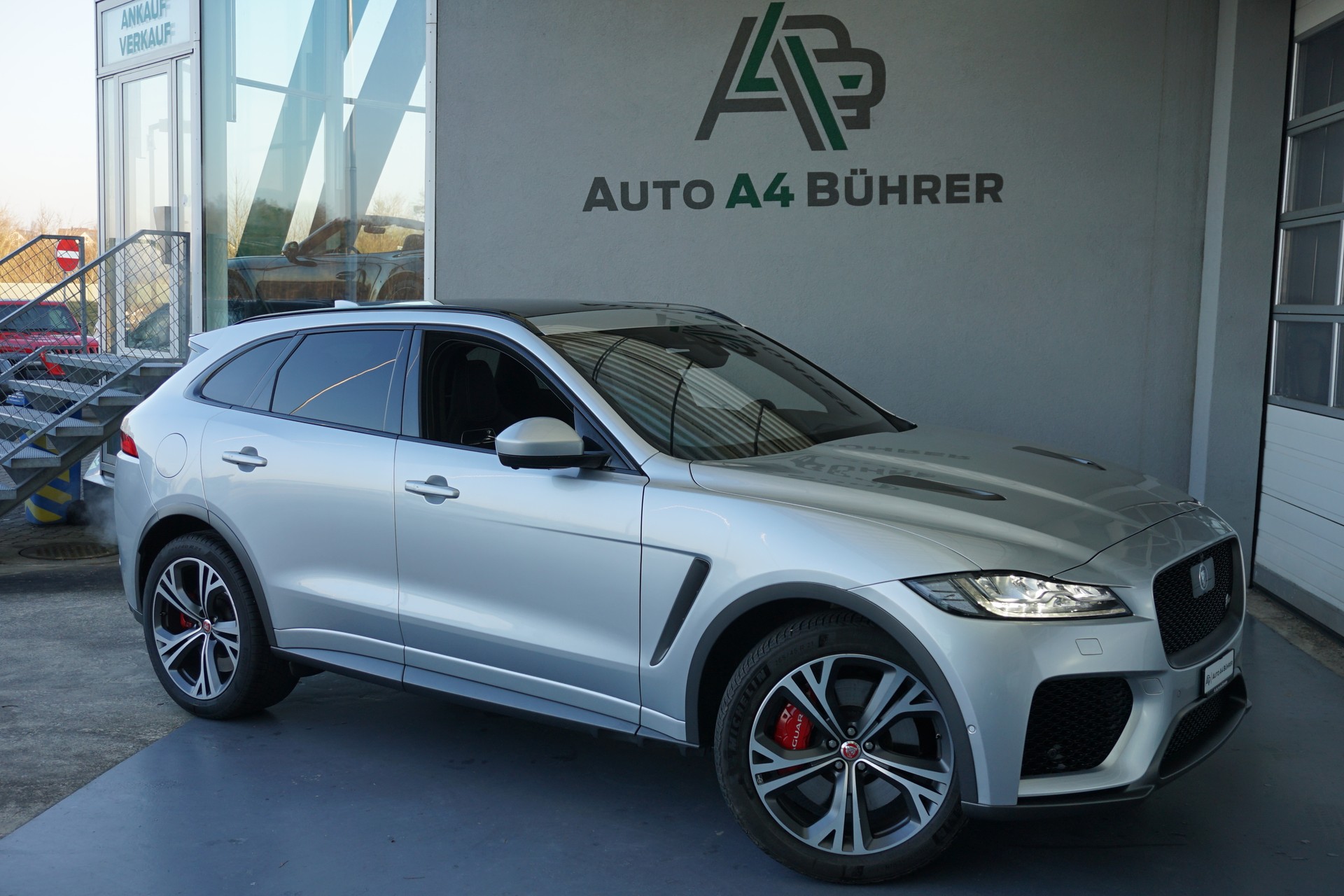 JAGUAR F-Pace 5.0 V8 SVR AWD 551PS  "100% Benziner"-image-3