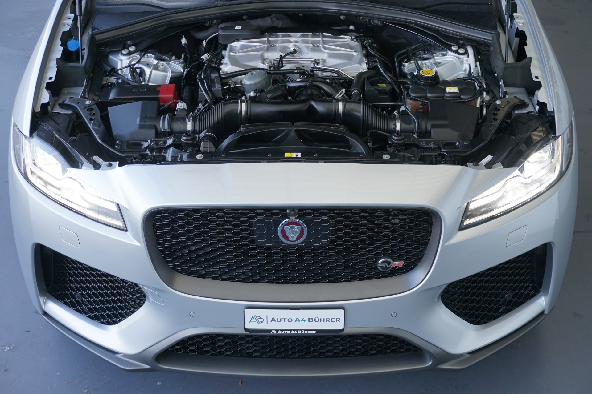 JAGUAR F-Pace 5.0 V8 SVR AWD 551PS  "100% Benziner"-image-13