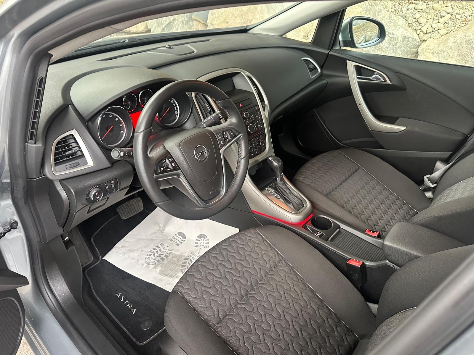 OPEL Astra 1.4i 16V Turbo Active Edition Automatic-image-6