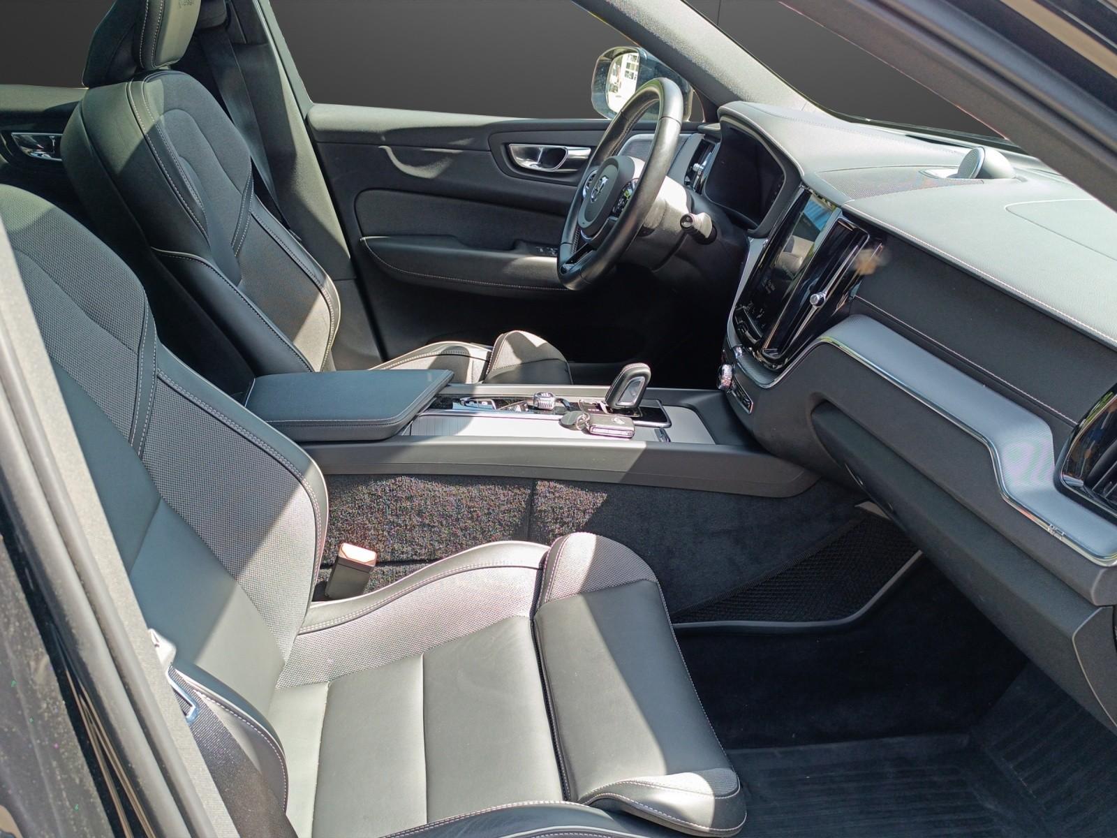 VOLVO XC60 2.0 T8 TE R-Design eAWD-image-13