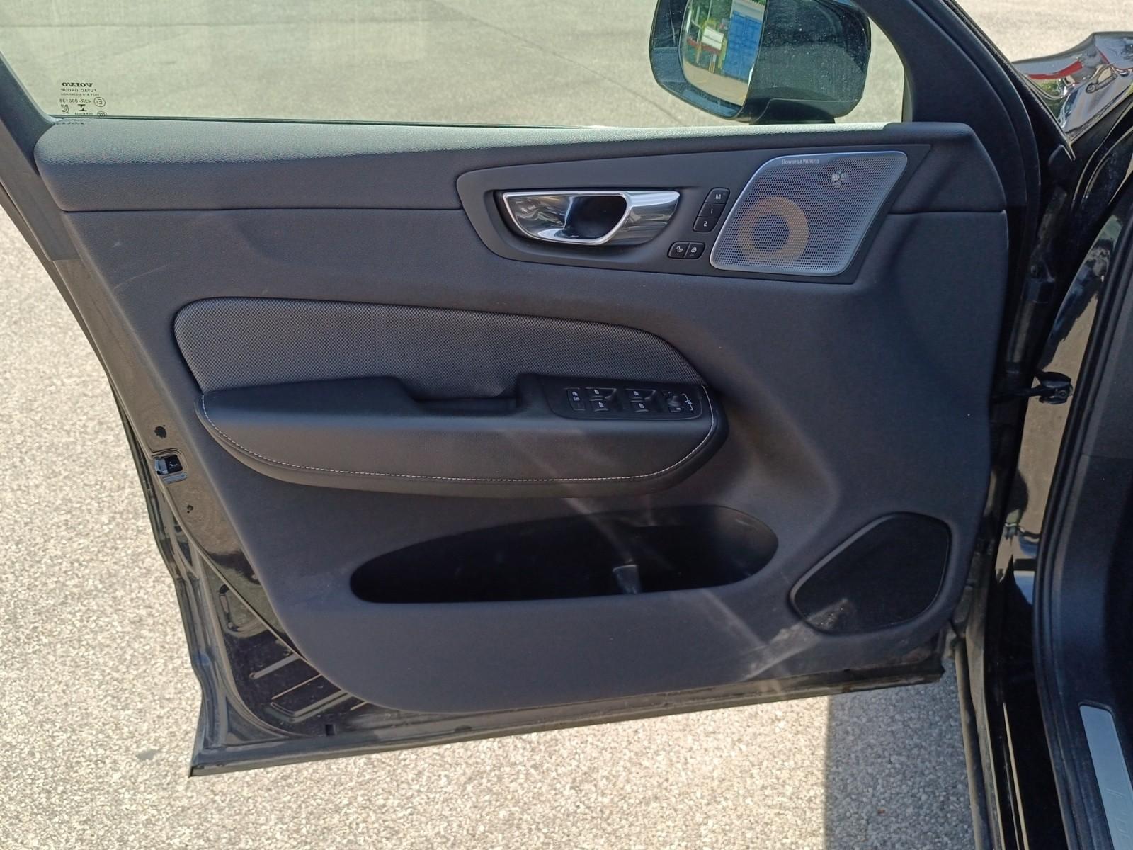 VOLVO XC60 2.0 T8 TE R-Design eAWD-image-12