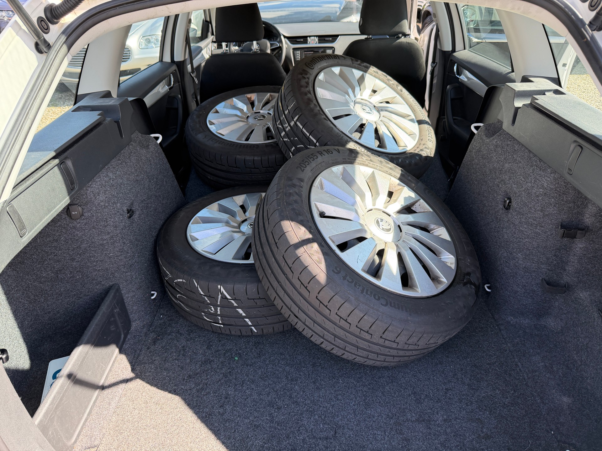 SKODA Octavia Combi 1.6 TDI Ambition 4x4-image-10