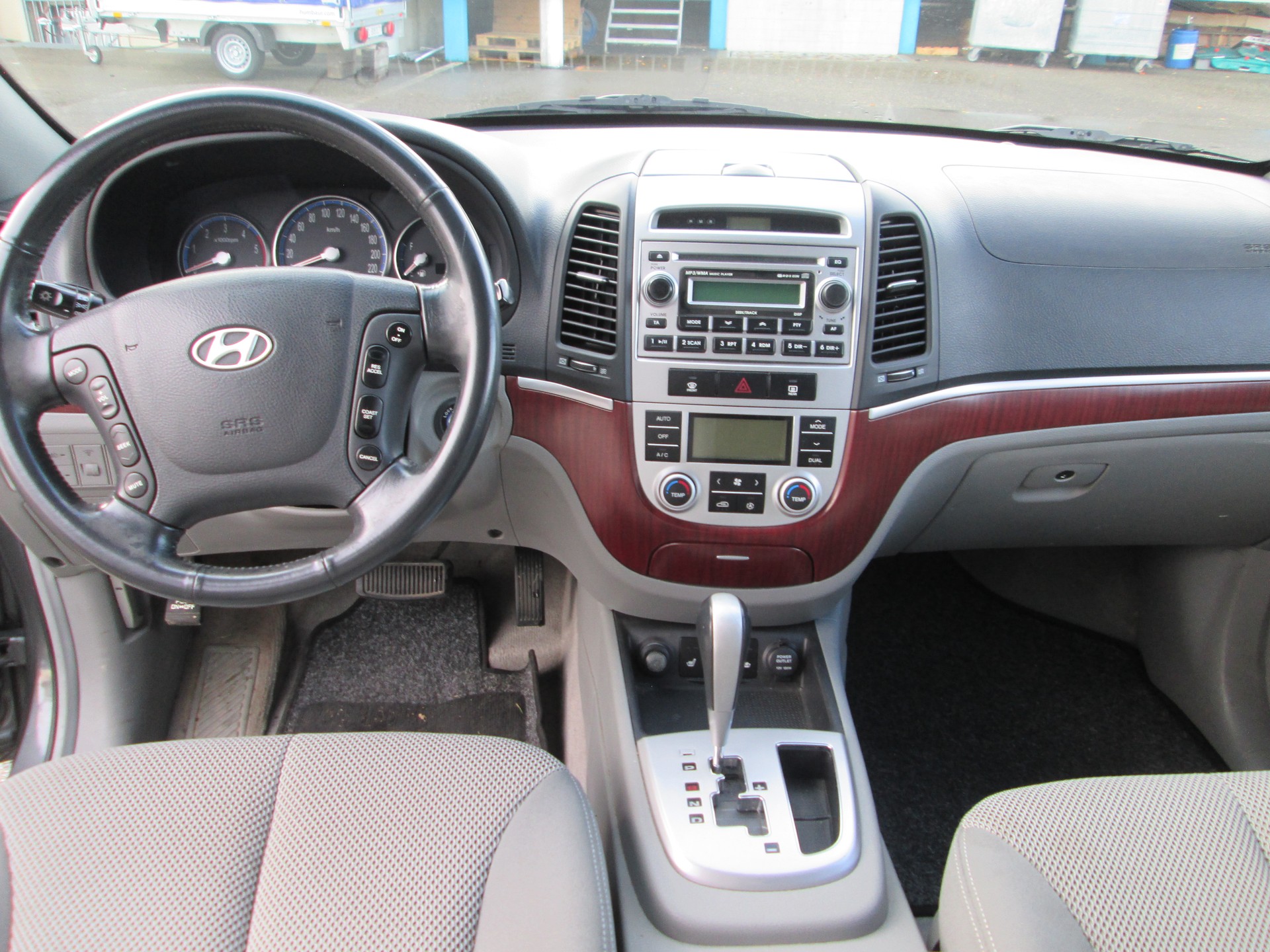 HYUNDAI Santa Fe 2.2 CRDi Premium 4WD Automatic-image-8