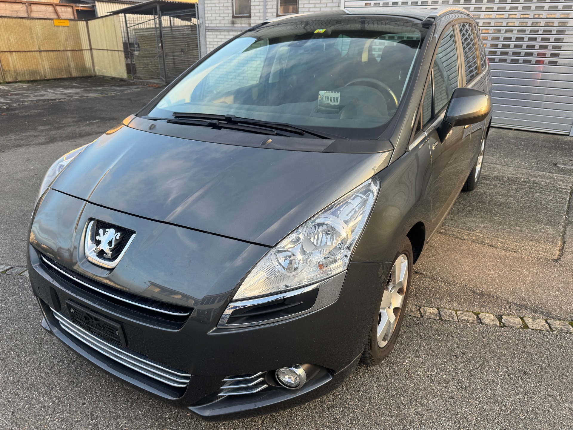 PEUGEOT 5008 1.6 16V T Swiss Edition-image-0