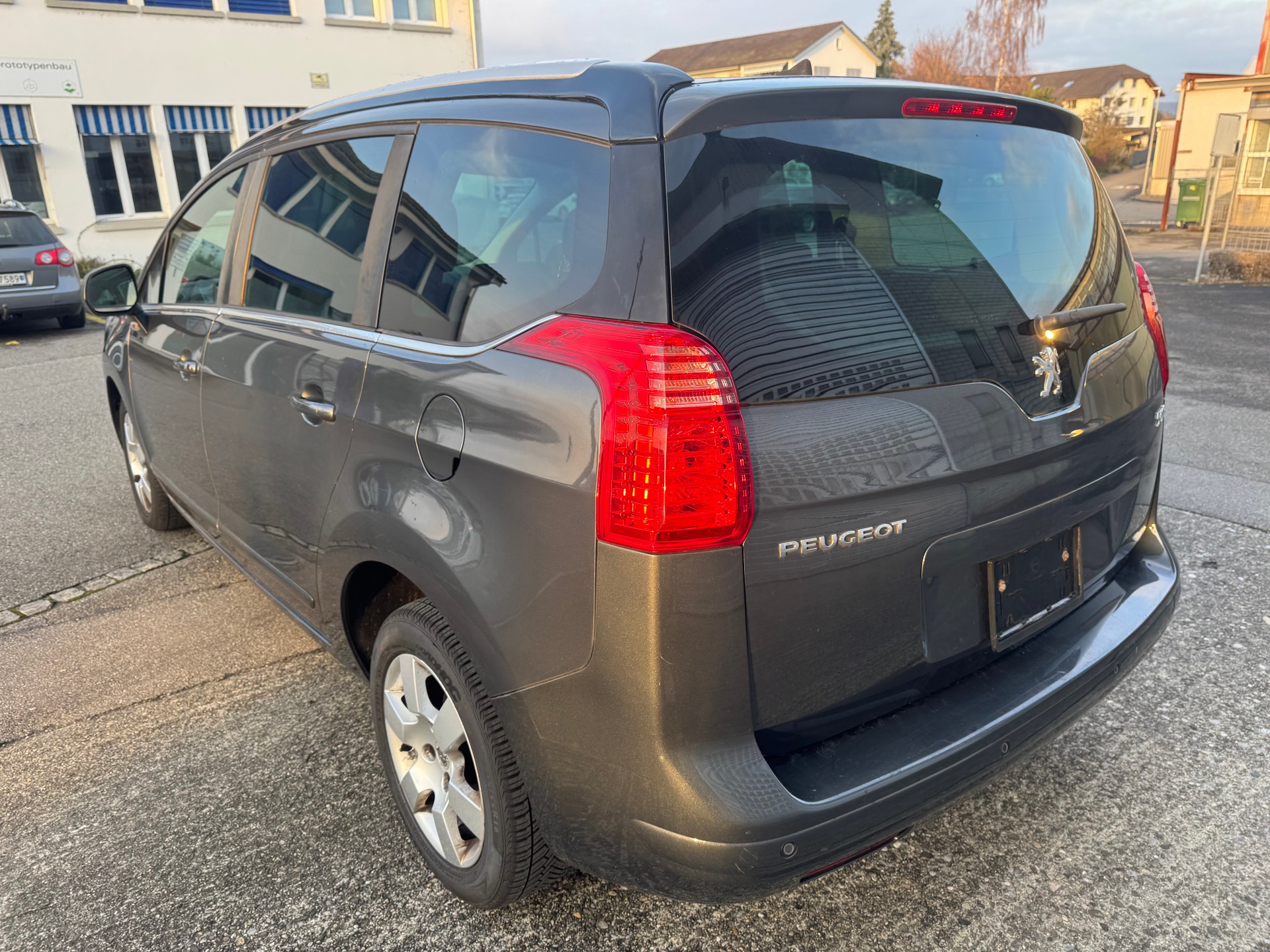 PEUGEOT 5008 1.6 16V T Swiss Edition-image-6