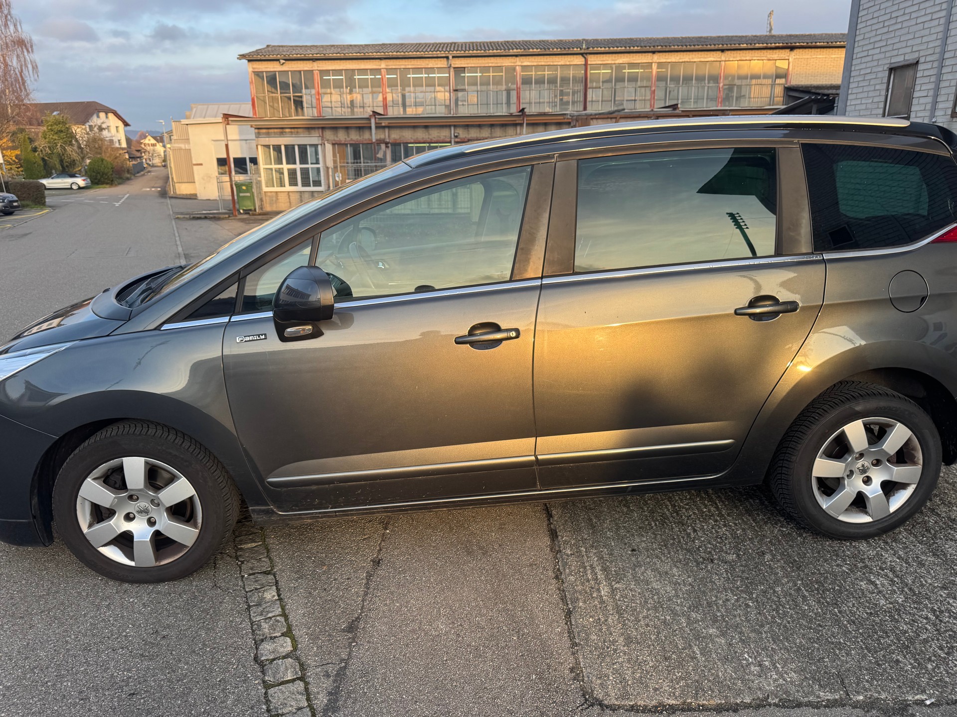 PEUGEOT 5008 1.6 16V T Swiss Edition-image-7