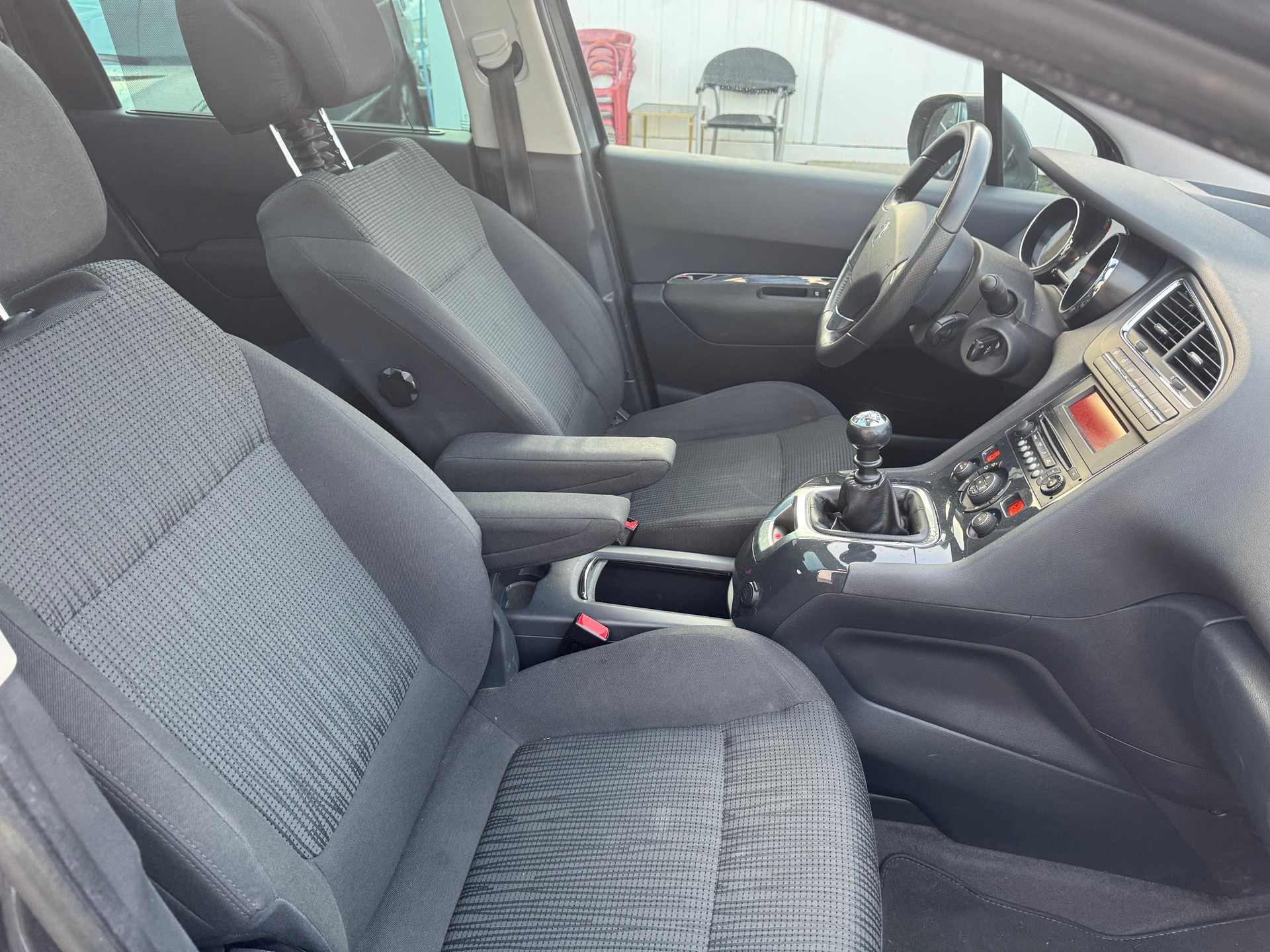 PEUGEOT 5008 1.6 16V T Swiss Edition-image-10