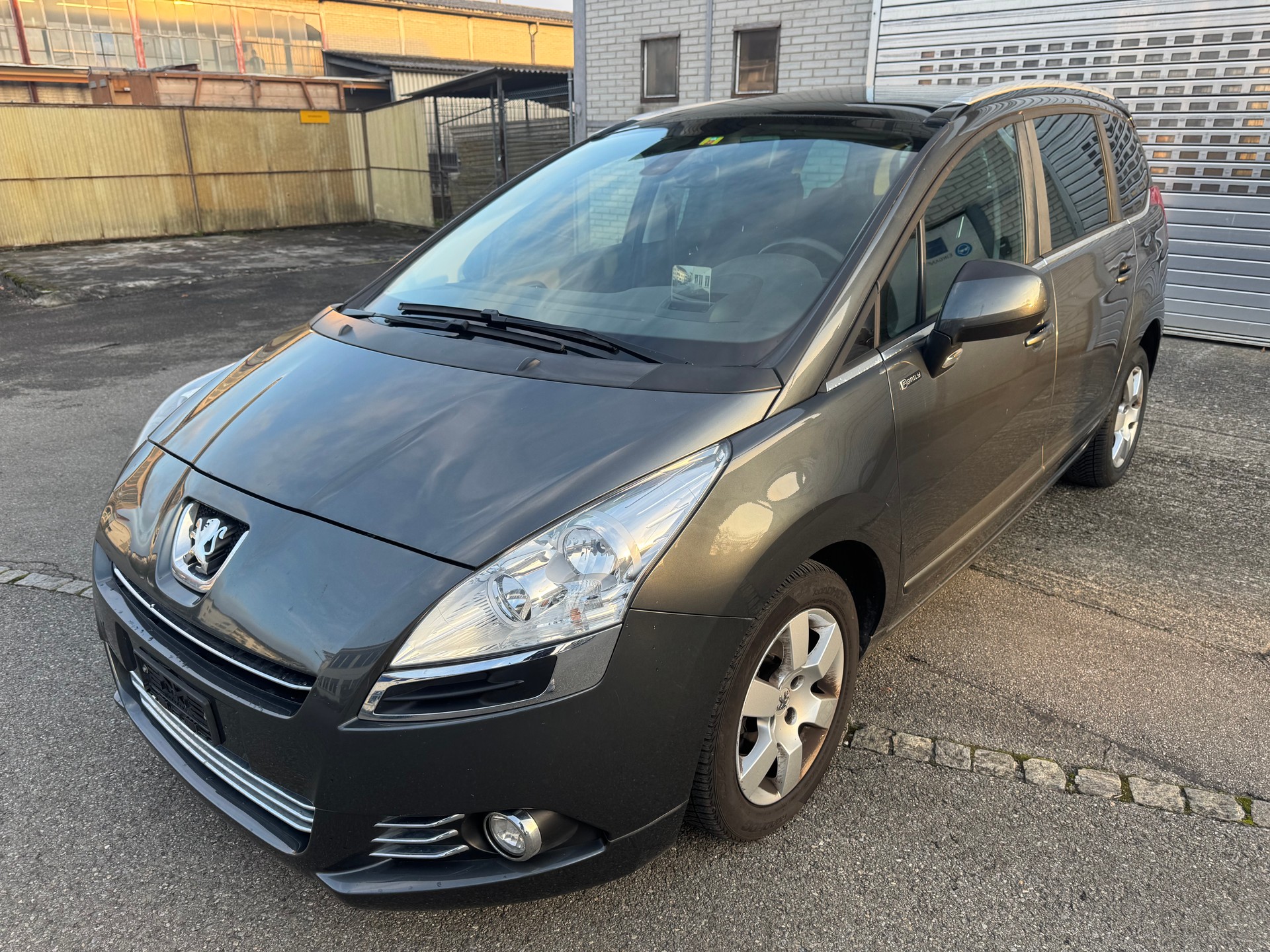 PEUGEOT 5008 1.6 16V T Swiss Edition-image-8