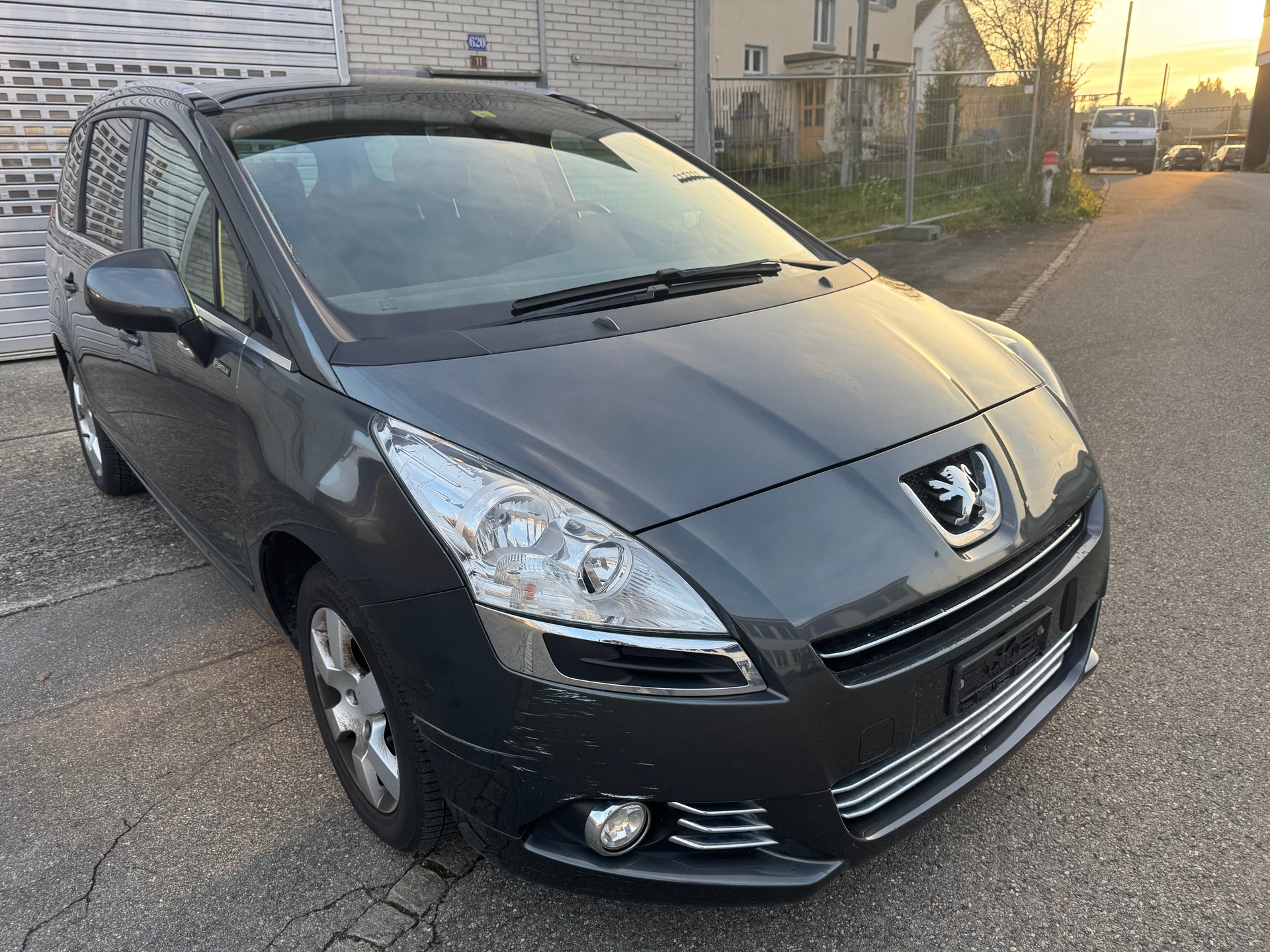 PEUGEOT 5008 1.6 16V T Swiss Edition-image-2