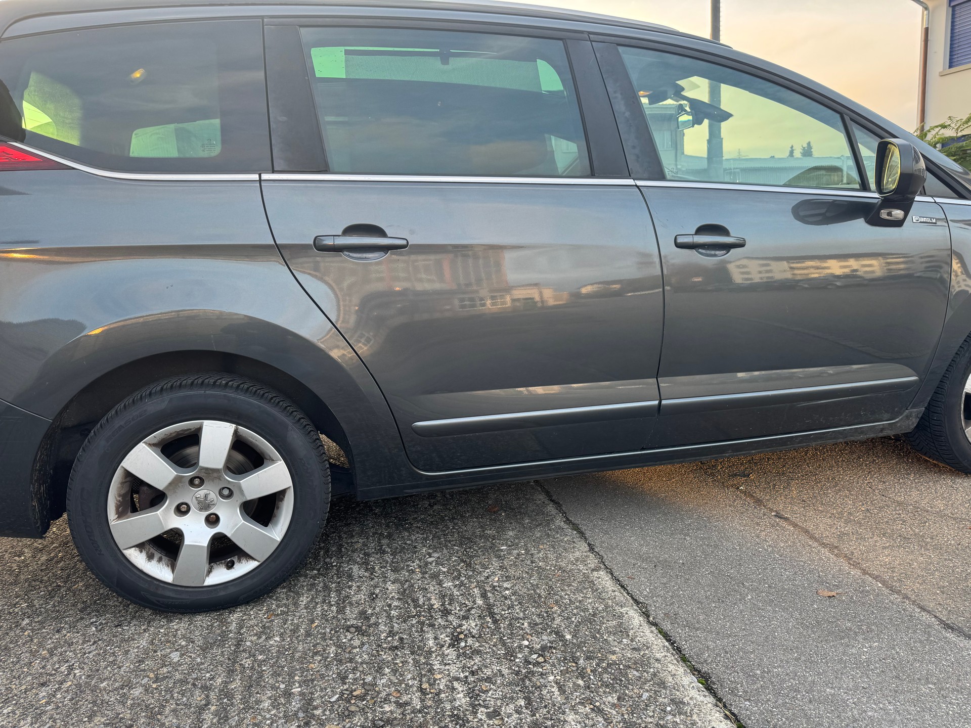 PEUGEOT 5008 1.6 16V T Swiss Edition-image-3