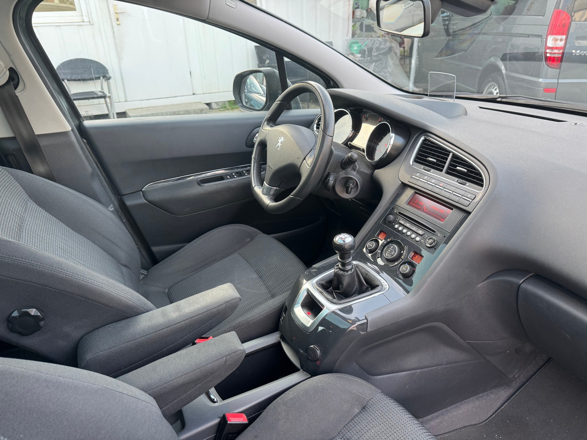 PEUGEOT 5008 1.6 16V T Swiss Edition-image-9