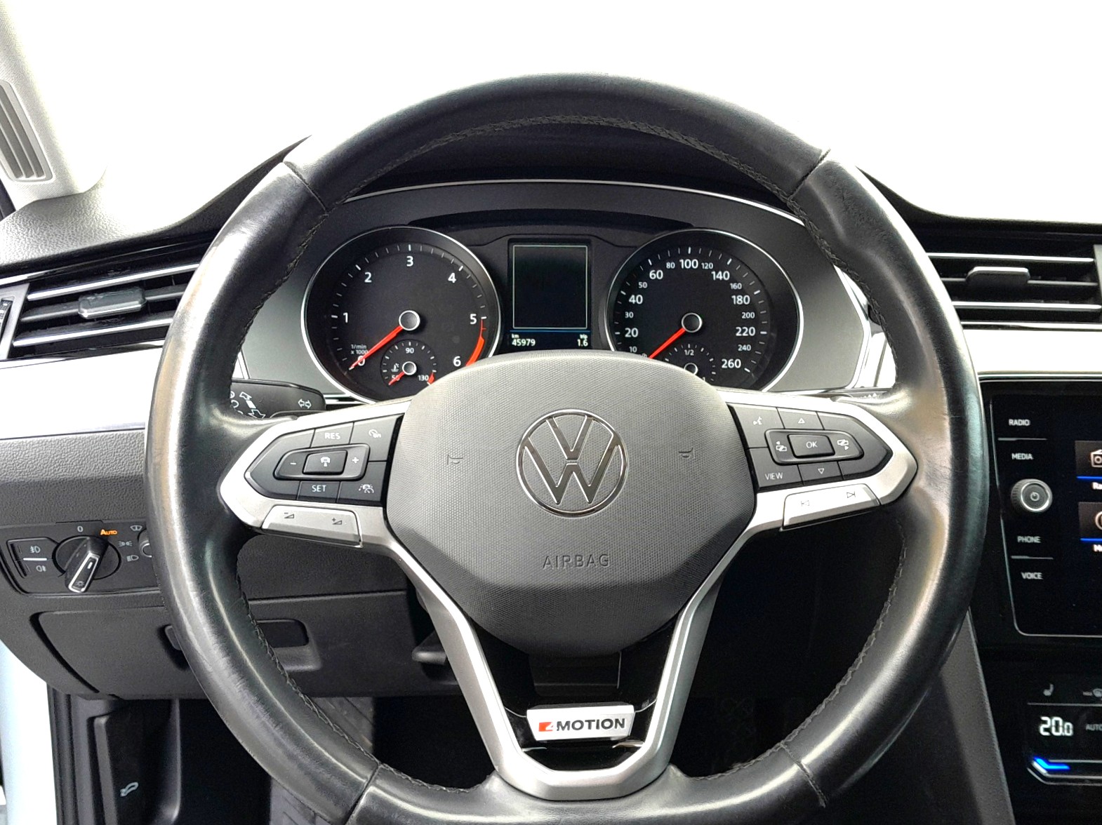VW Passat 2.0 TDI BMT Elegance 4Motion DSG-image-9