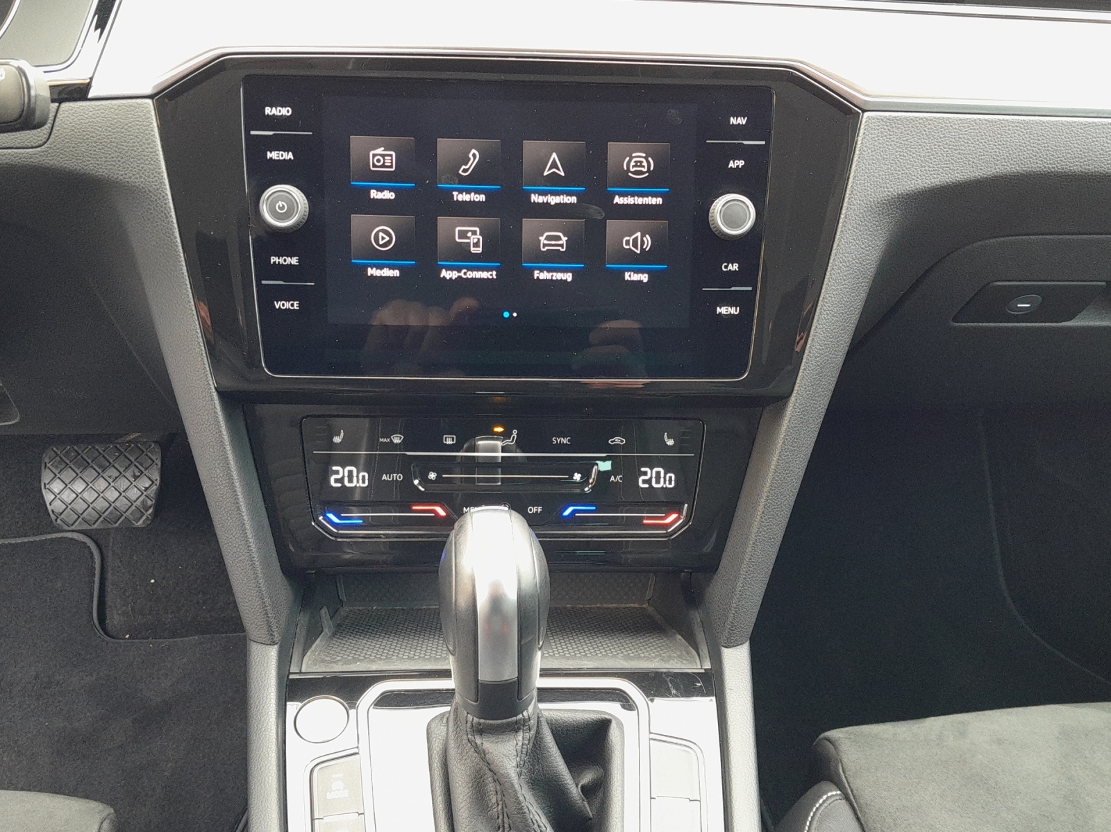 VW Passat 2.0 TDI BMT Elegance 4Motion DSG-image-10