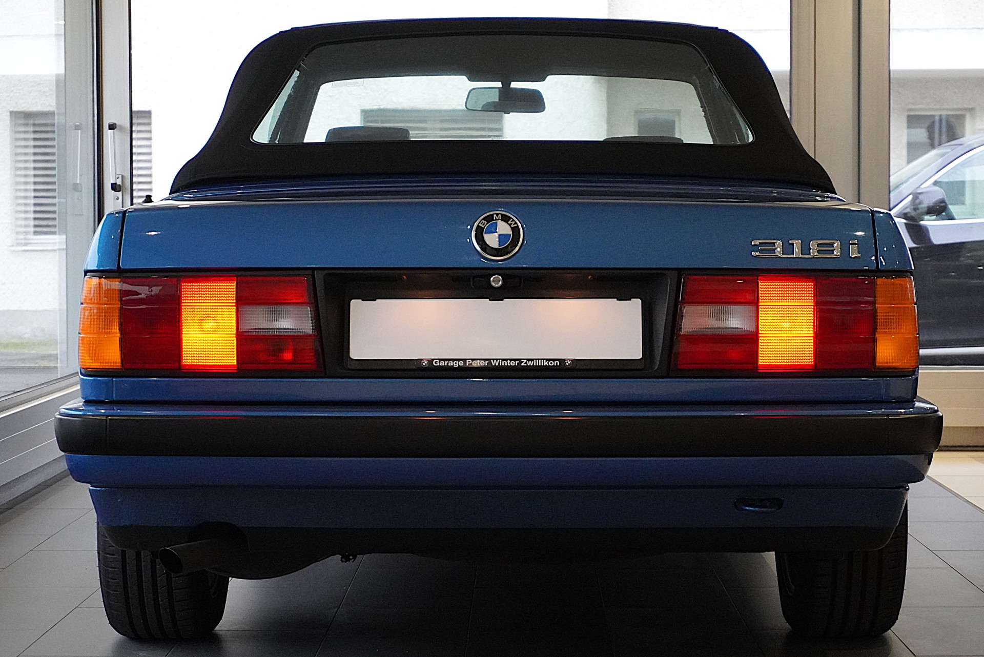 BMW 318i Cabrio Design Edition-image-5