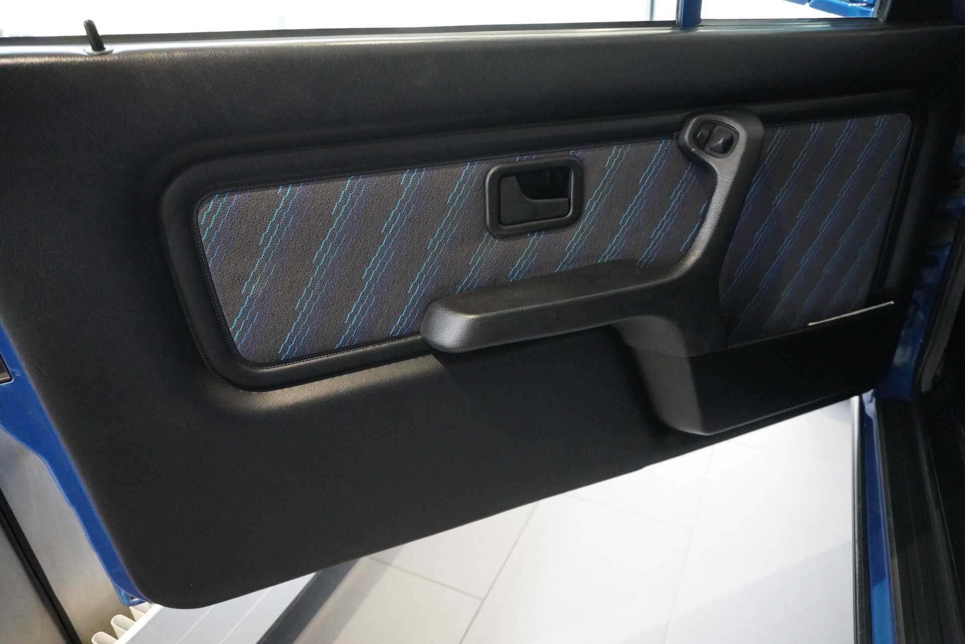 BMW 318i Cabrio Design Edition-image-18