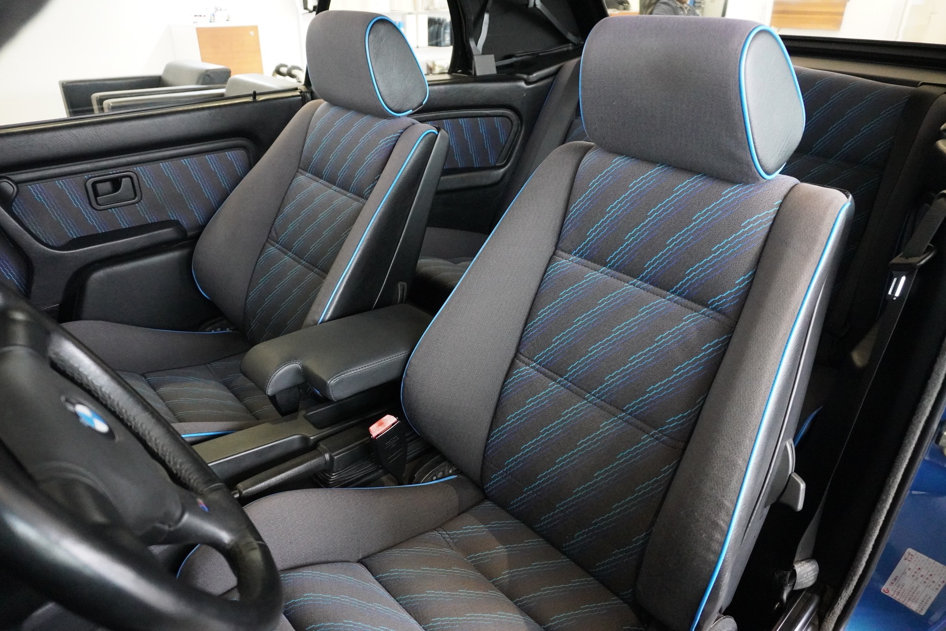 BMW 318i Cabrio Design Edition-image-12