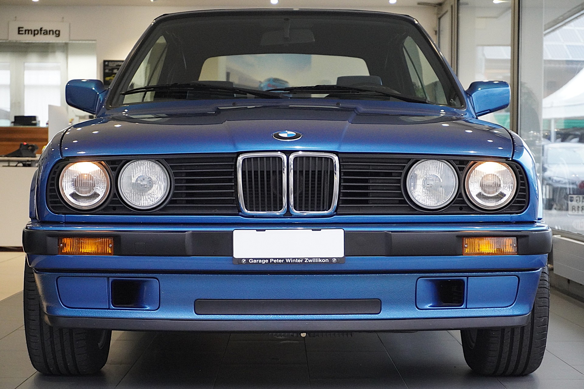 BMW 318i Cabrio Design Edition-showroom-element-1