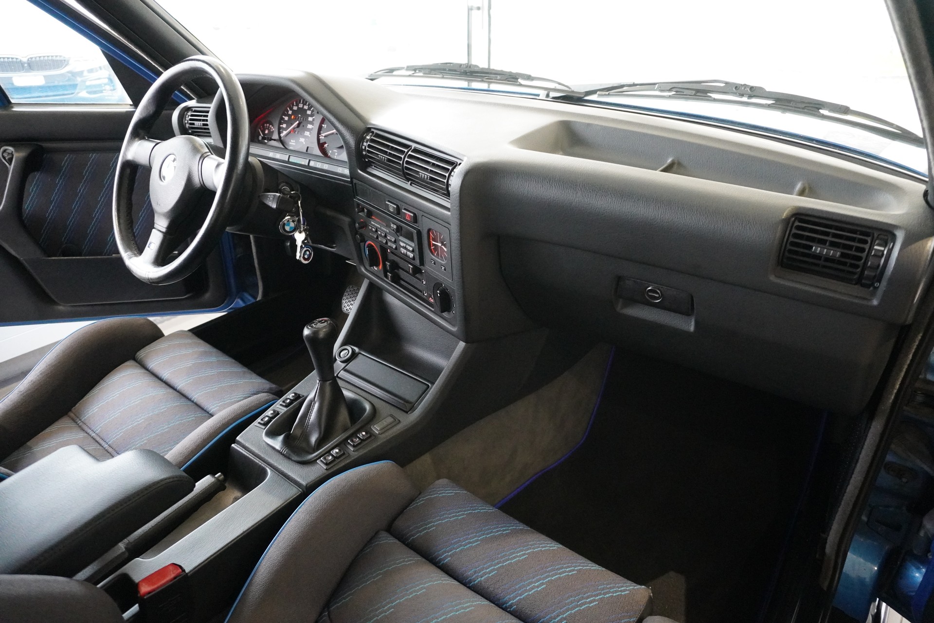 BMW 318i Cabrio Design Edition-image-8