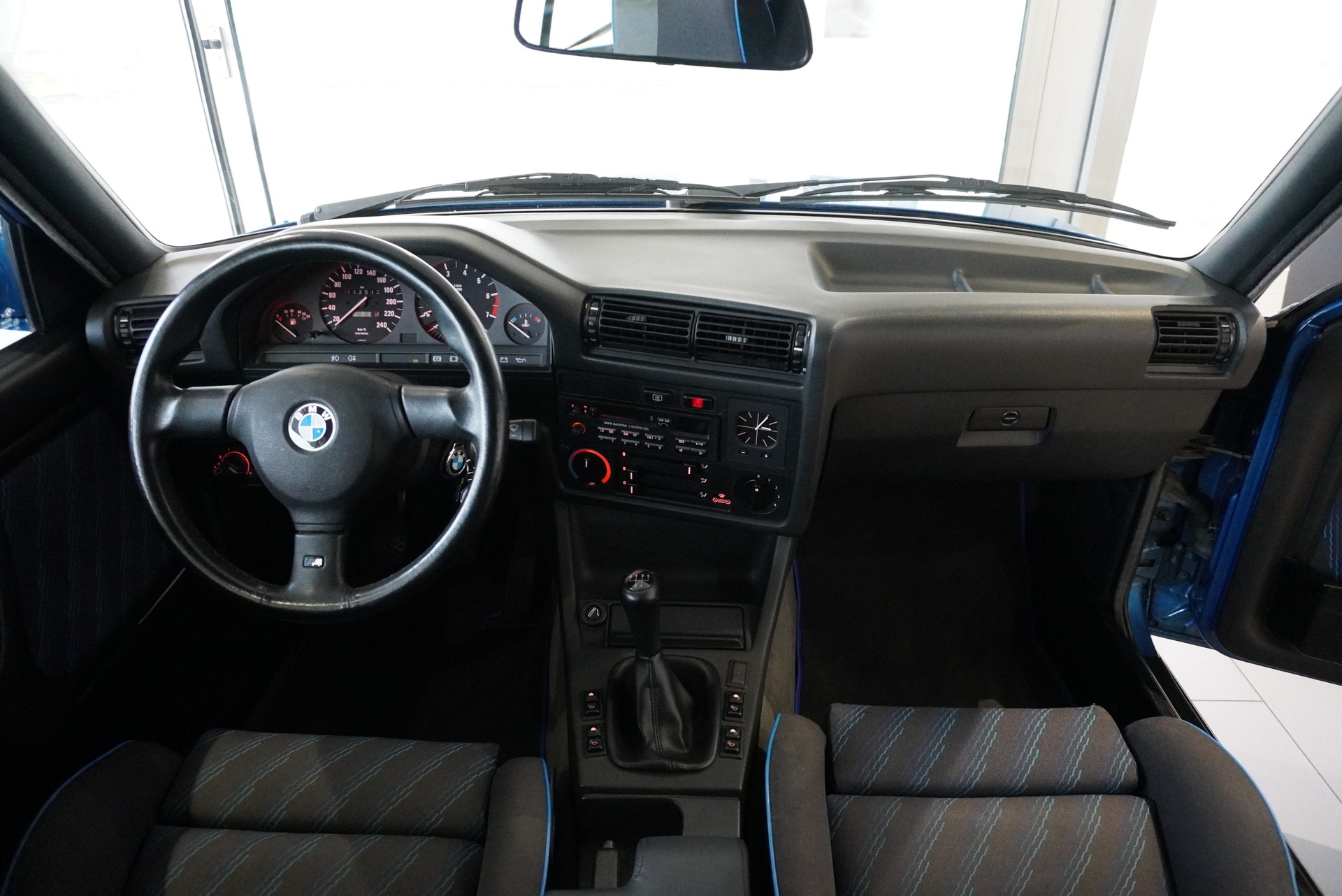 BMW 318i Cabrio Design Edition-image-9