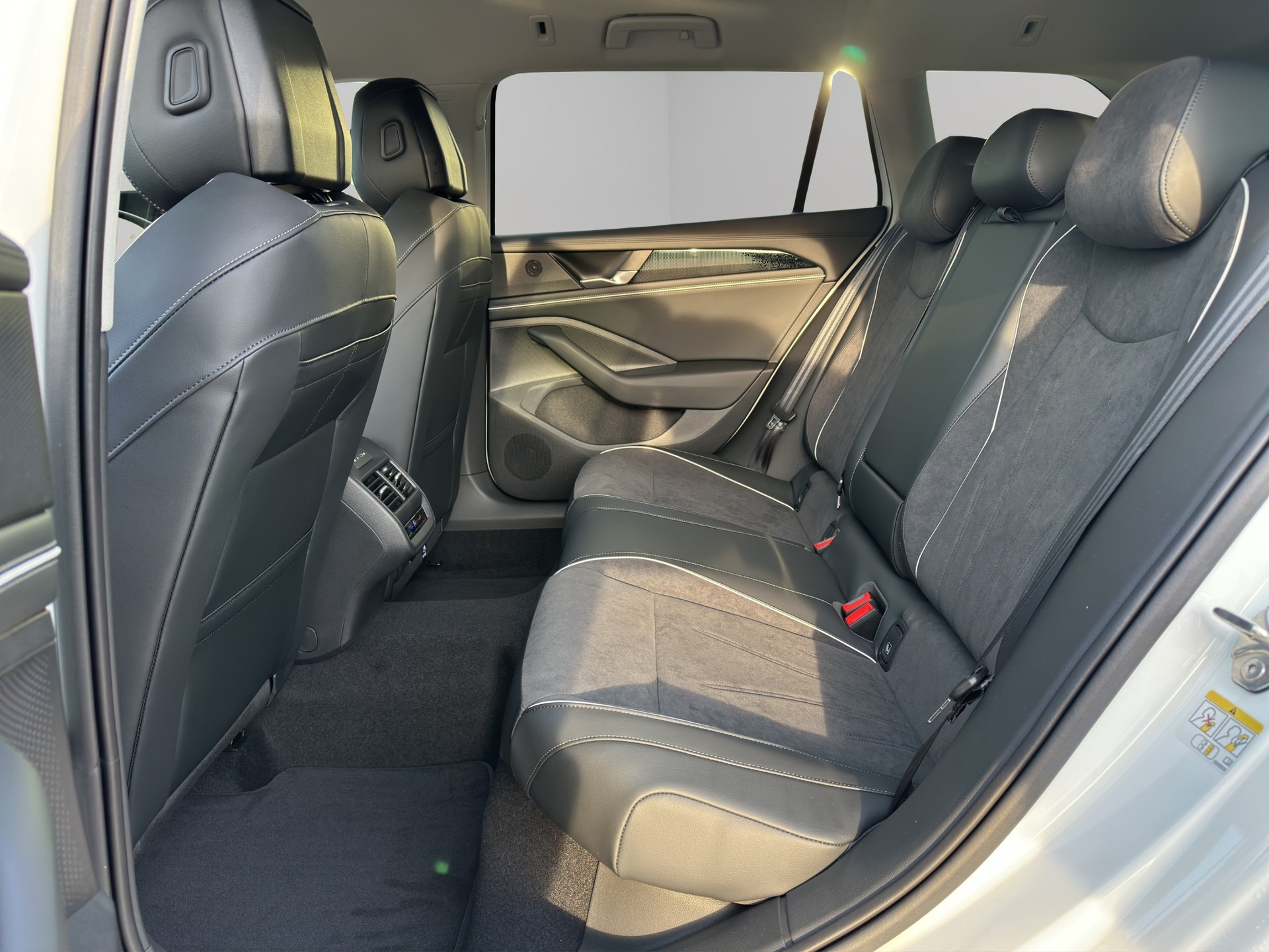 VW Passat Variant 2.0 TDI evo Business 4 Motion DSG-image-10
