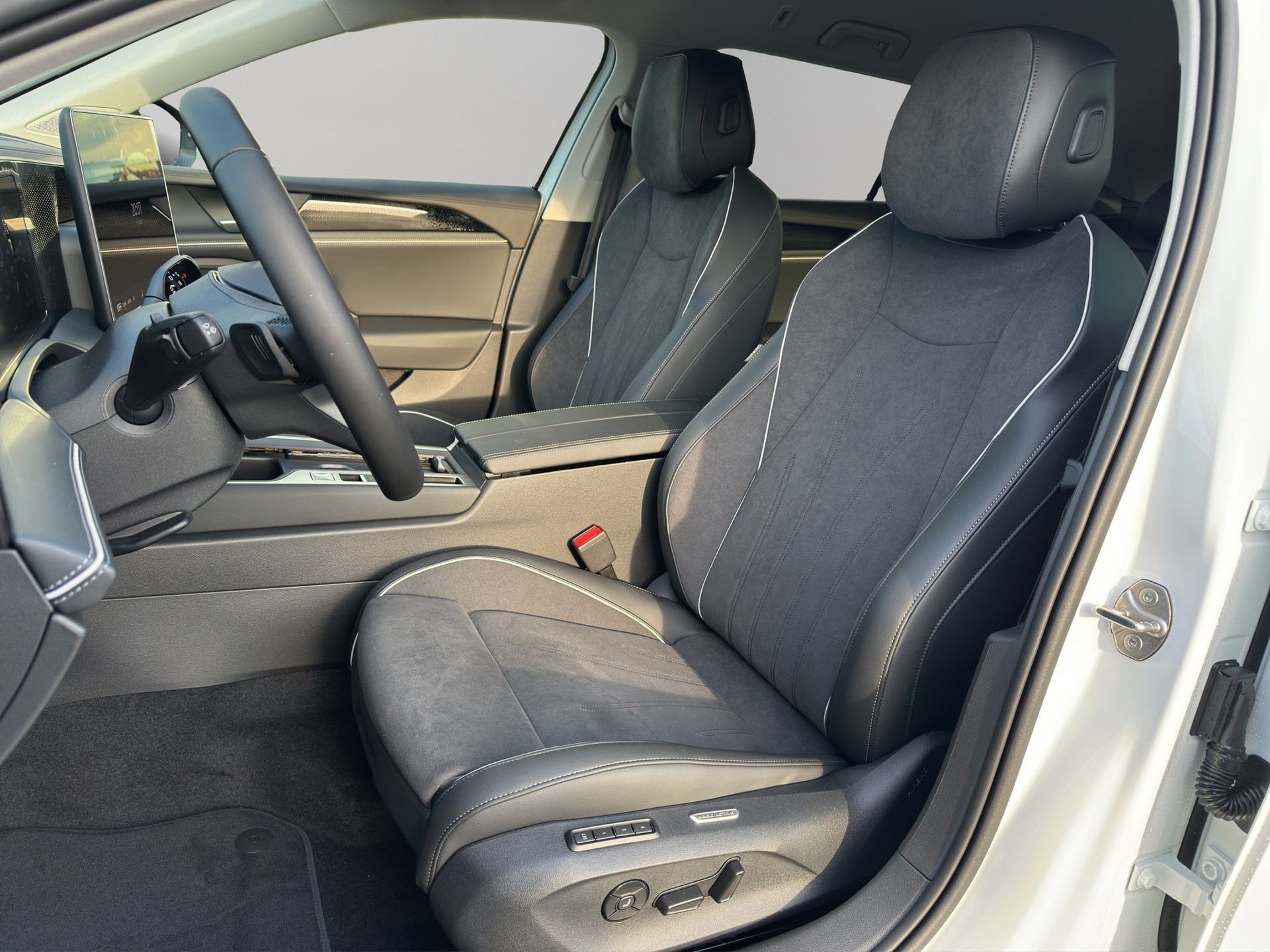 VW Passat Variant 2.0 TDI evo Business 4 Motion DSG-image-8