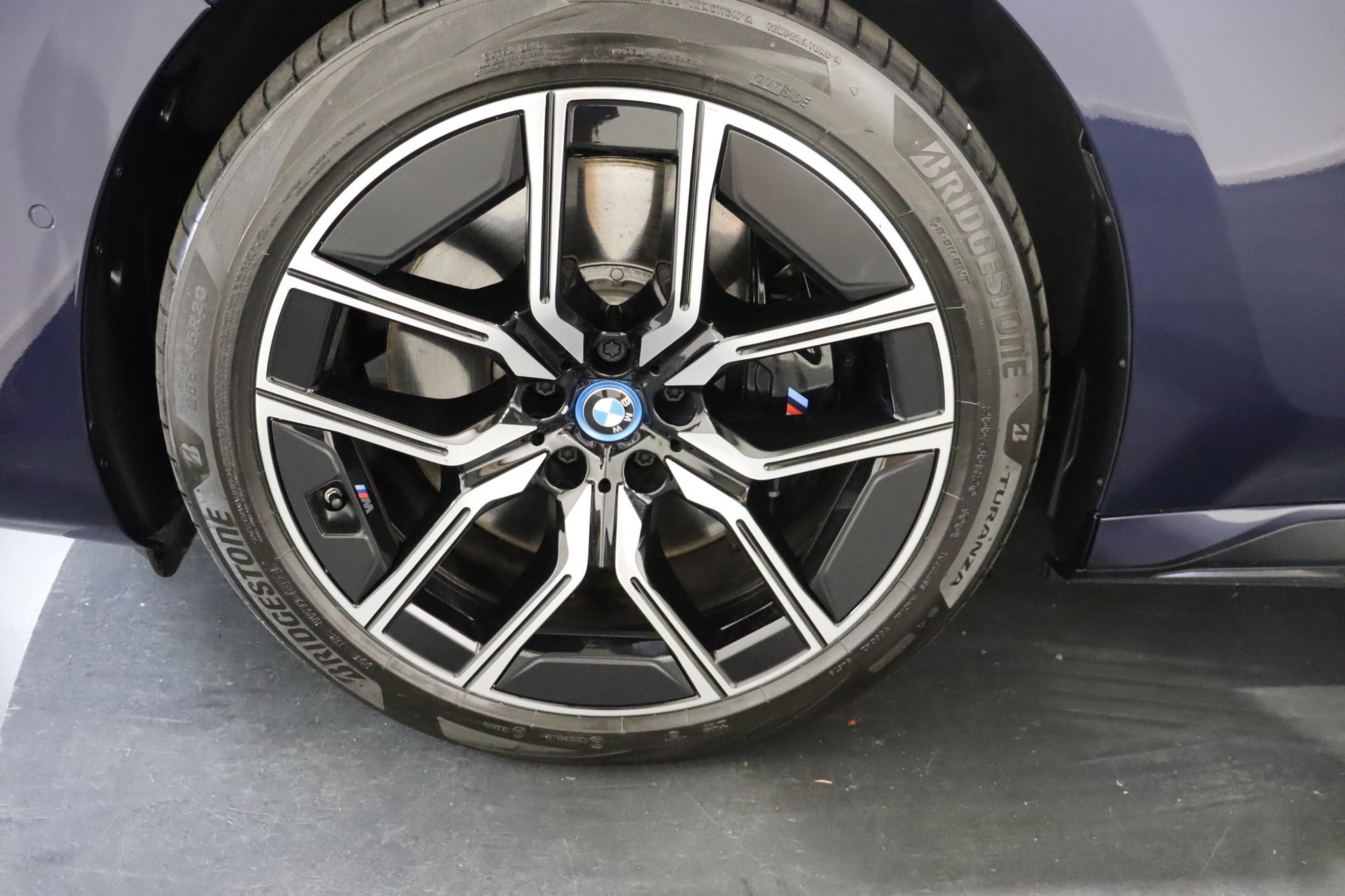 BMW i7 xDrive60-image-8
