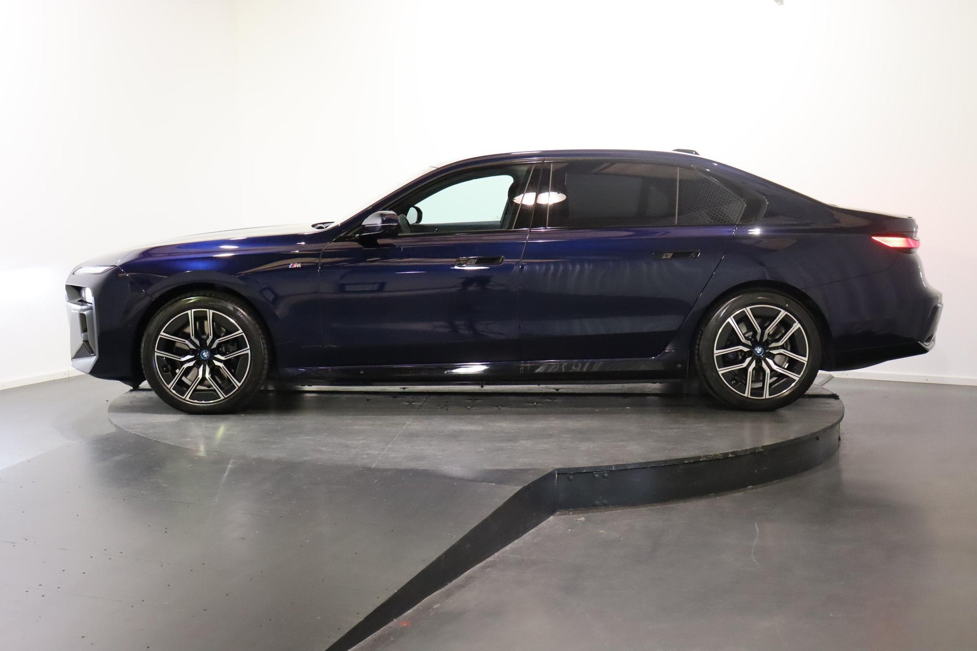 BMW i7 xDrive60-image-2