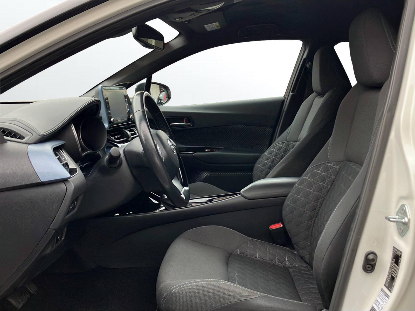 TOYOTA C-HR 2.0 VVTi HSD Trend-image-3
