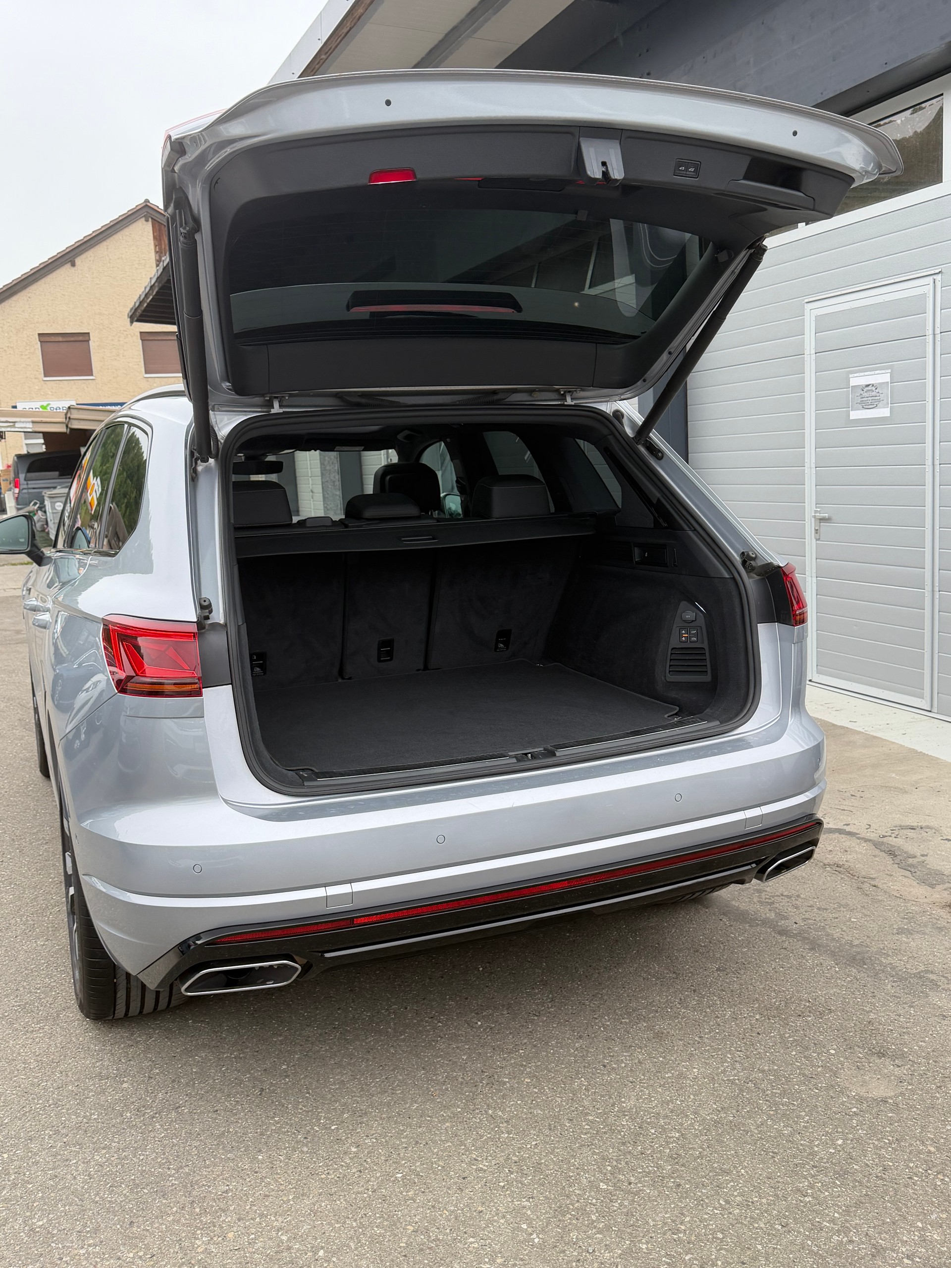 VW Touareg 3.0 TDI R Line Tiptronic-image-5