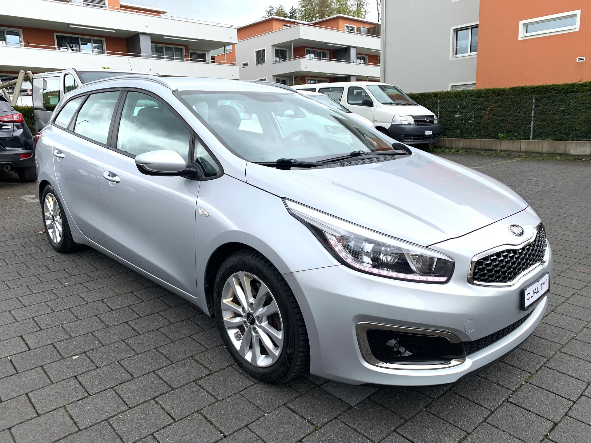 KIA Cee'd Sportswagon 1.6 GDi Swiss Champion DCT-image-1