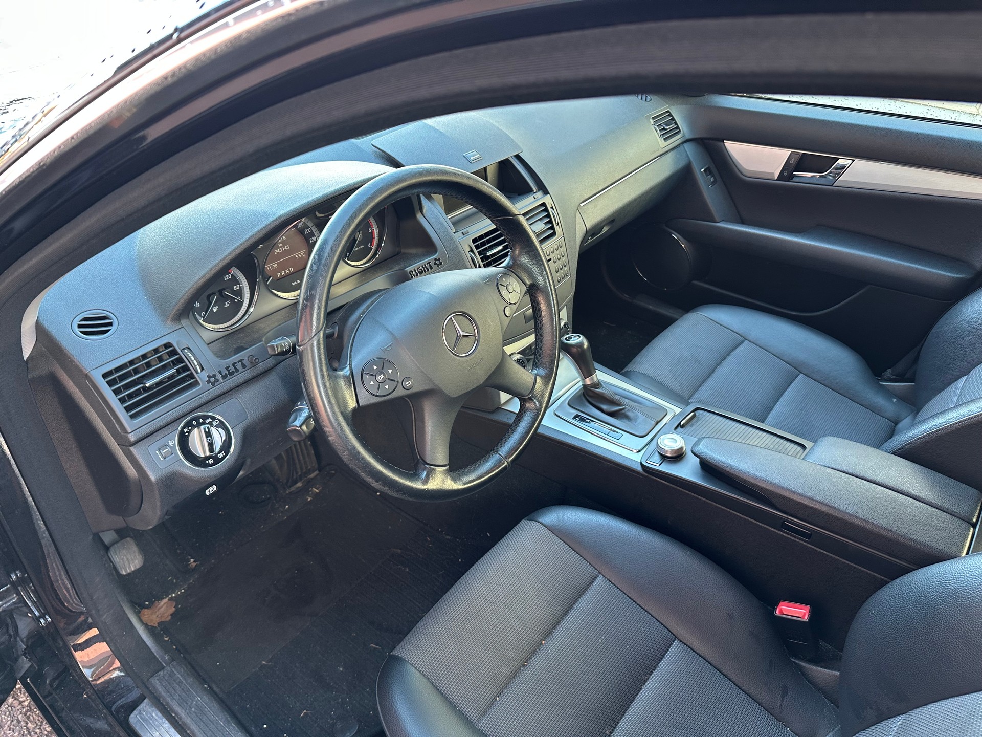 MERCEDES-BENZ C 220 CDI BlueEfficiency Automatic-image-9