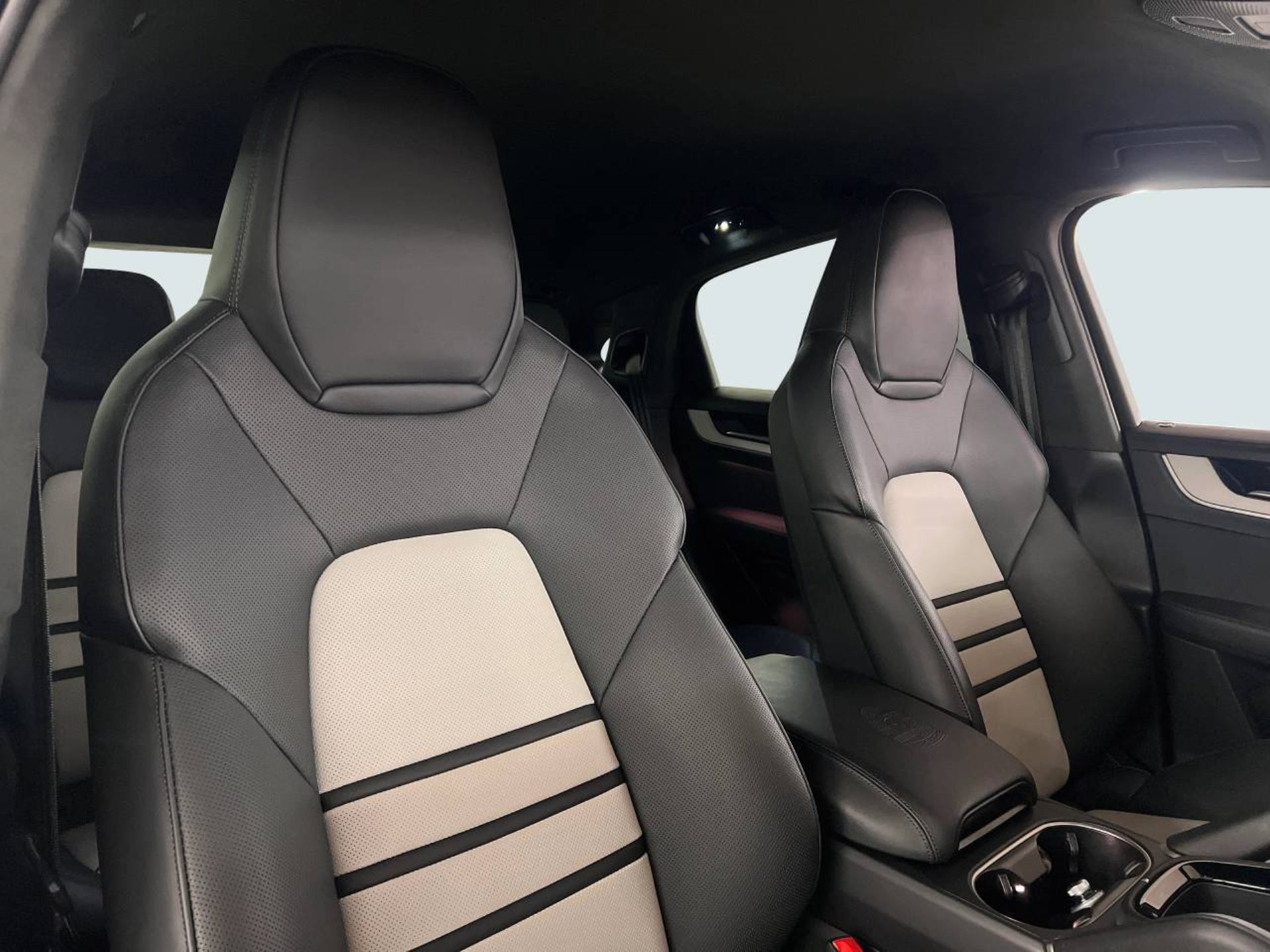 PORSCHE Cayenne Turbo E-Hybrid Coupé mit GT-Paket-image-19