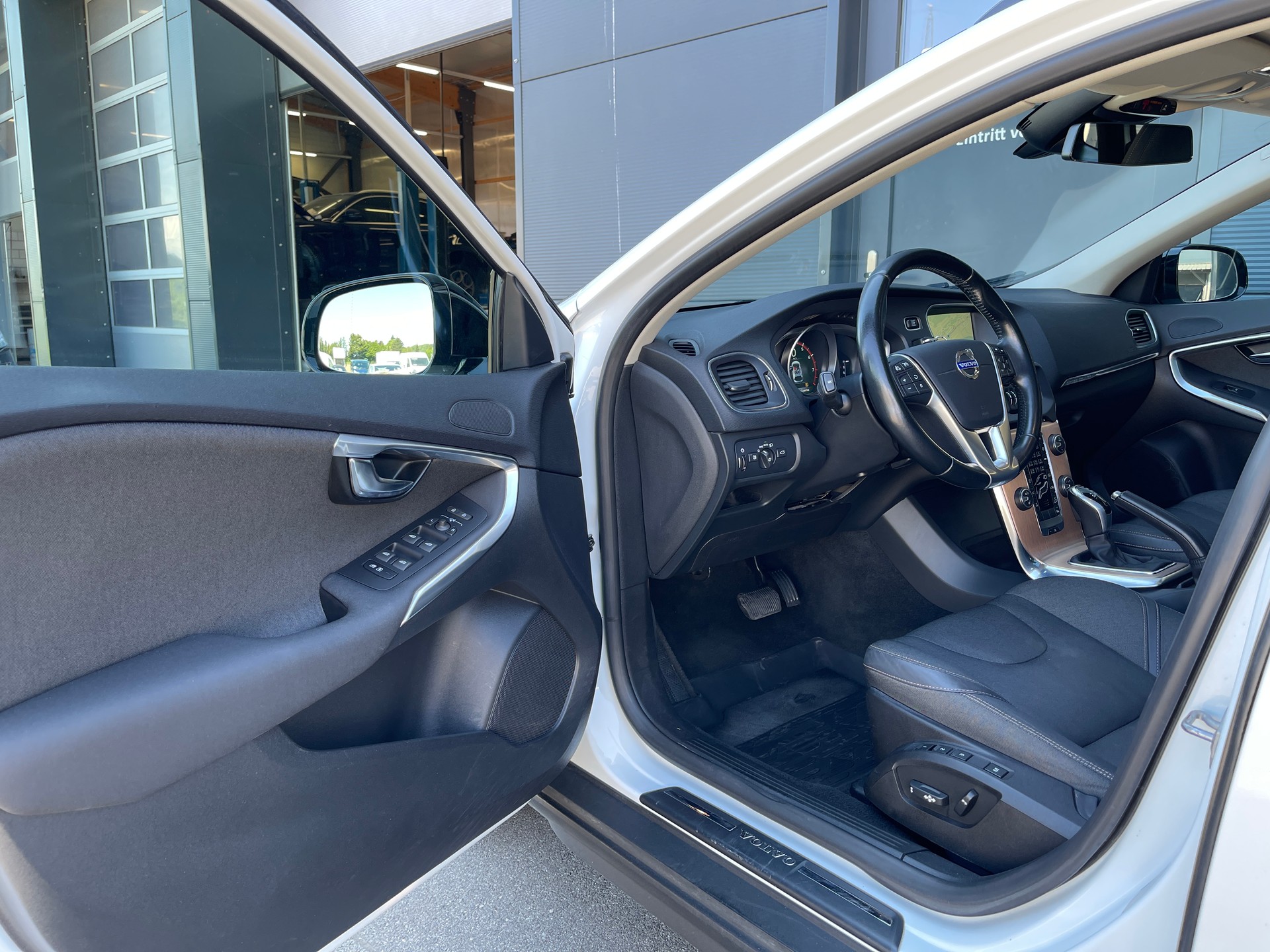 VOLVO V40 Cross Country T5 AWD Summum Geartronic-image-6