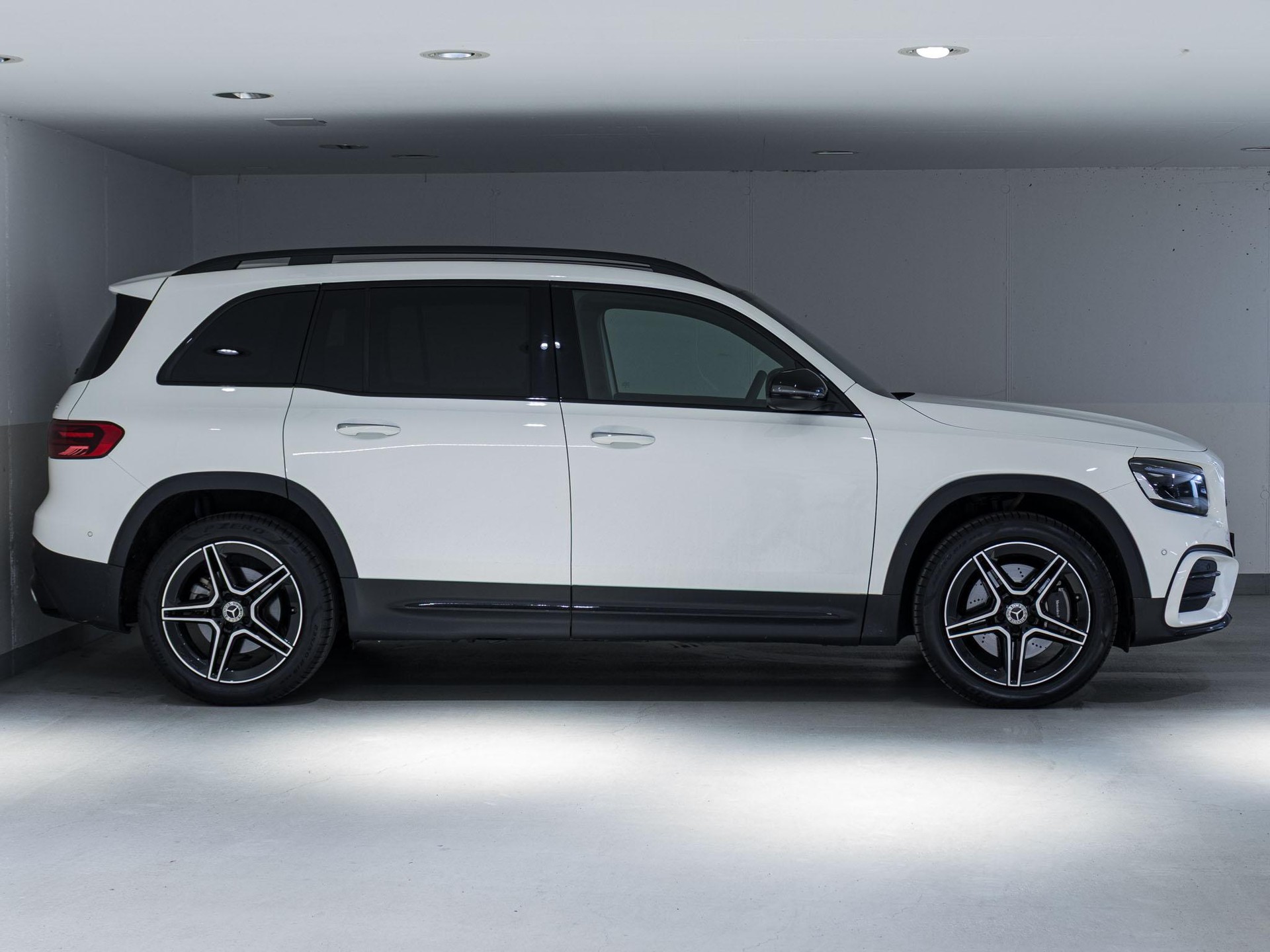 MERCEDES-BENZ GLB 220 4MATIC-image-1